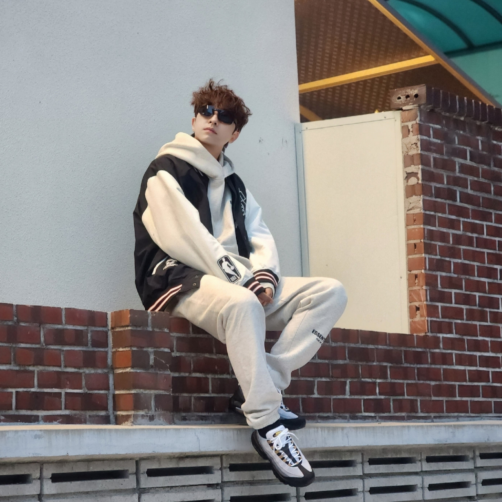 Nike Air Max 95 Wolf Grey Yellow Strike, Essentials The Core Collection Hoodie Light Oatmeal 착용 스타일 - 4