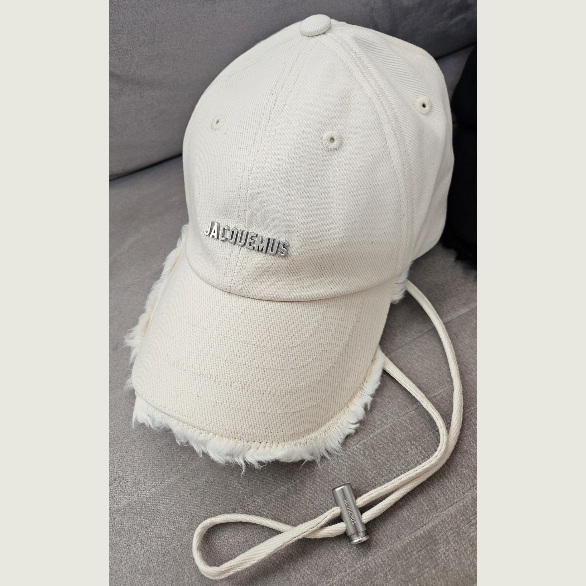 Jacquemus La Casquette Artichaut Fringe Baseball Cap Off White, Jacquemus La Casquette Artichaut Fringe Baseball Cap Black 착용 스타일 - 3