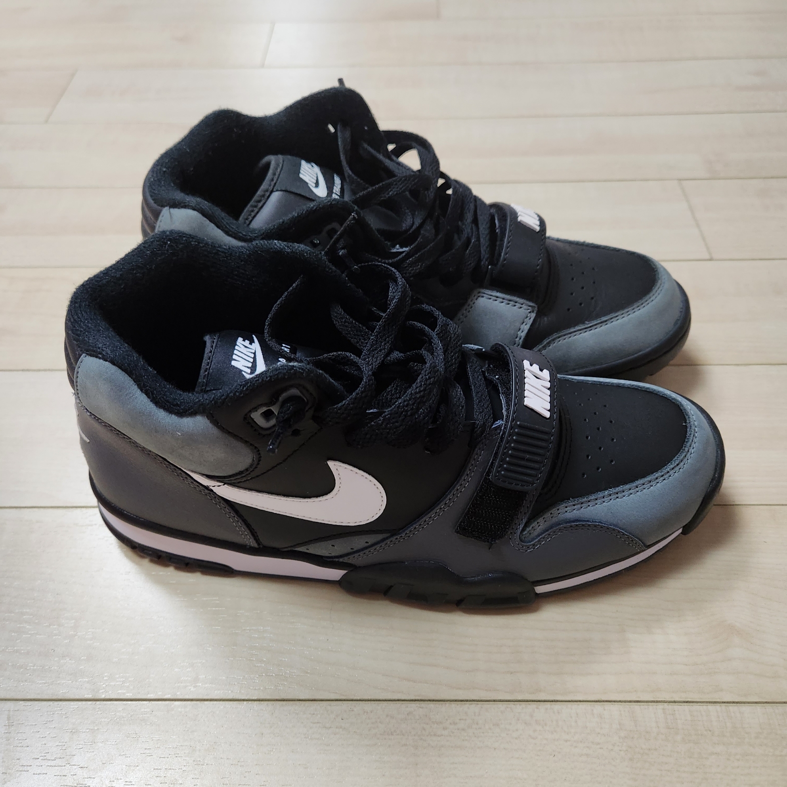 Nike Air Trainer 1 Black and Cool Grey 착용 스타일 - 5