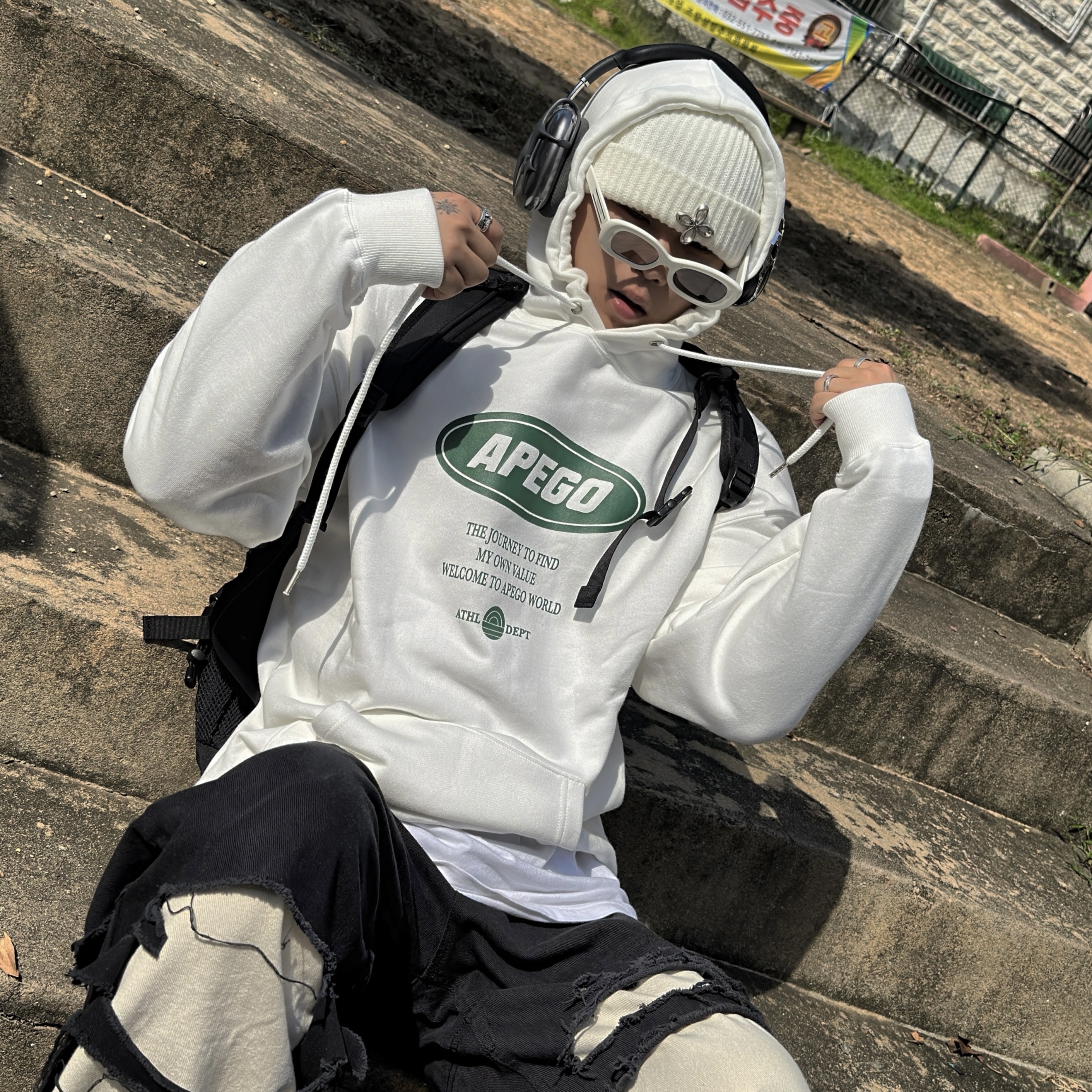 Adidas Adifom Superstar Core White, Apple AirPods Max Lightning Space Gray (Korean Ver.) 착용 스타일 - 2