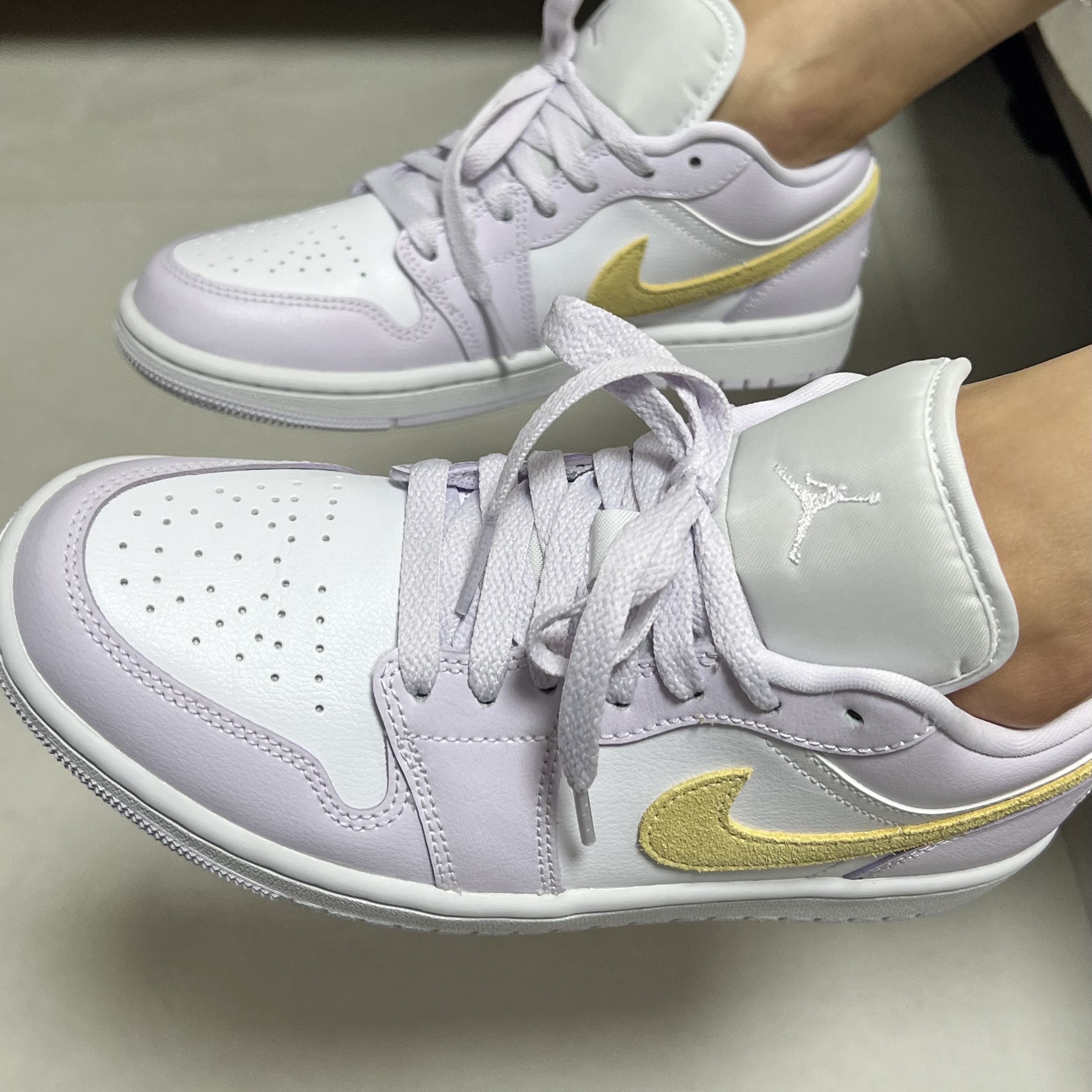(W) Jordan 1 Low Barely Grape Lemon Wash 착용 스타일 - 2