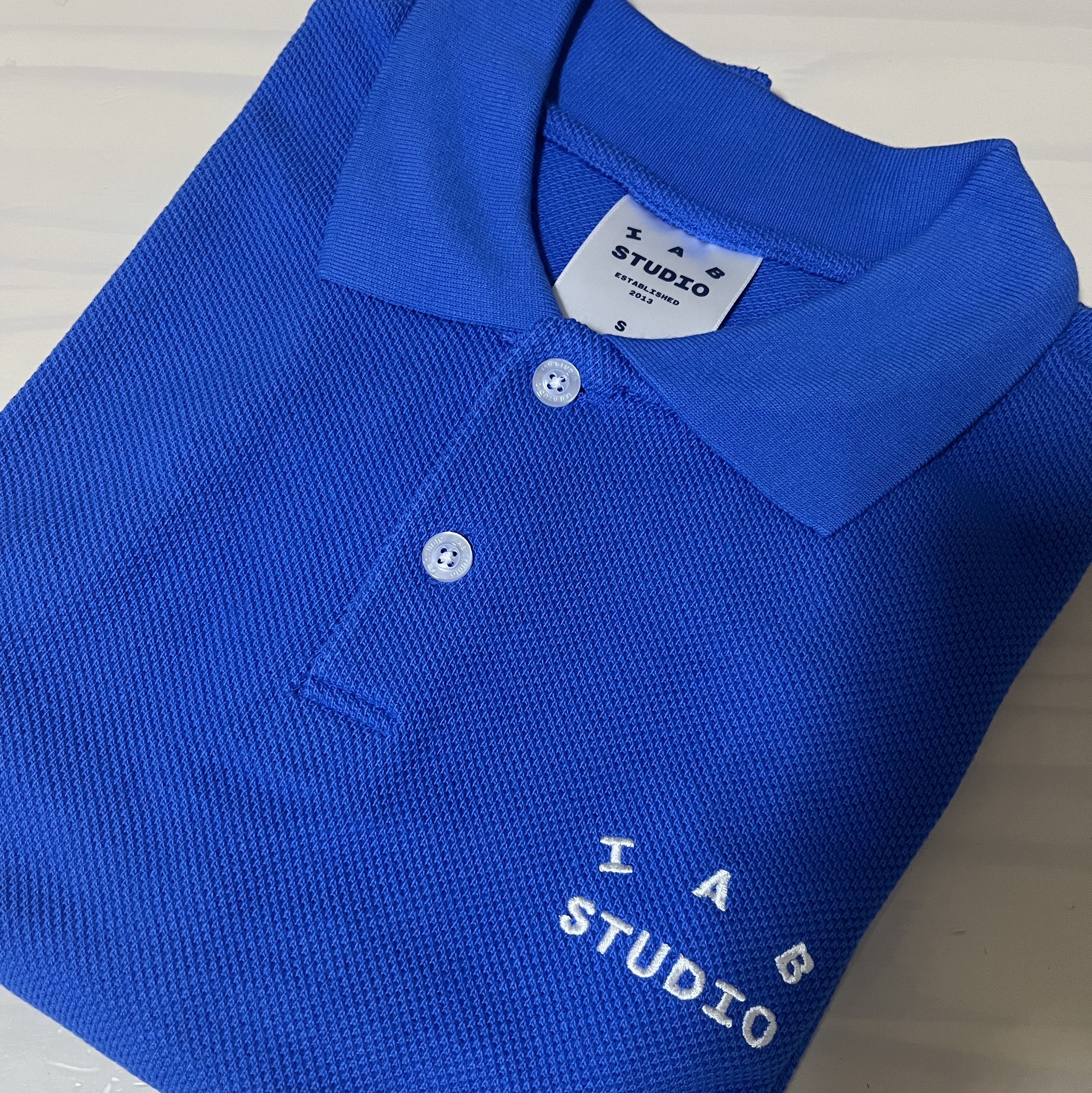 IAB Studio Cropped Pique Shirt Blue - 23FW 착용 스타일