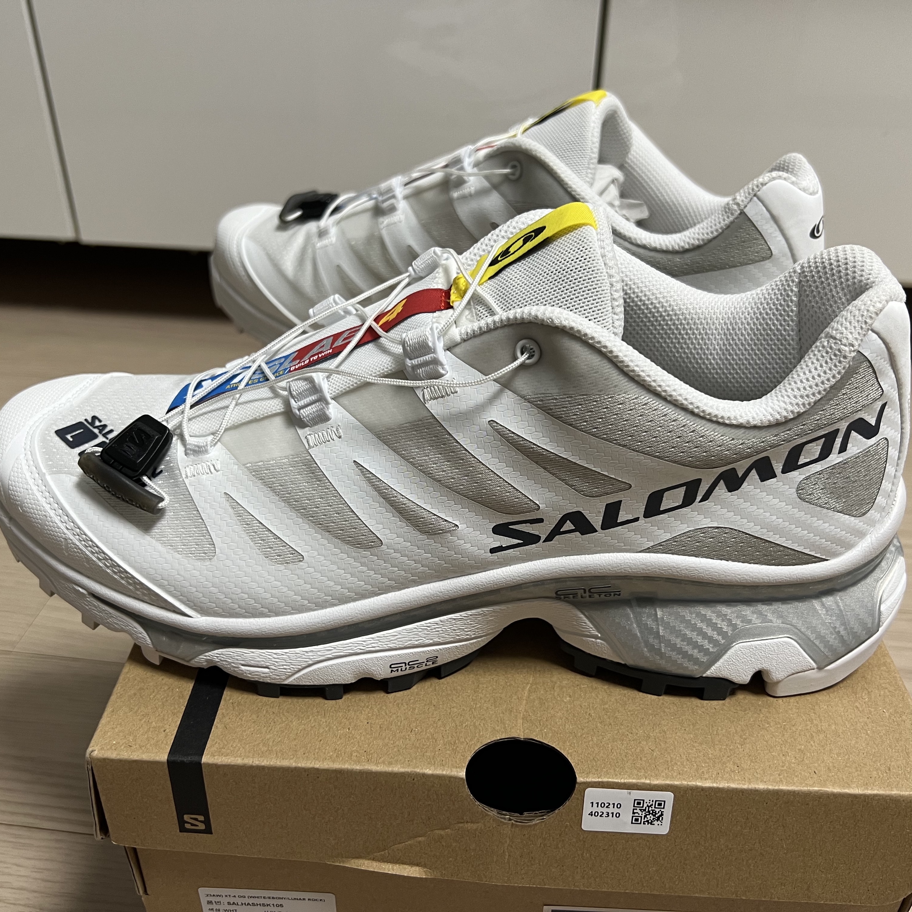 Salomon XT-4 White Lunar Rock 착용 스타일 - 2