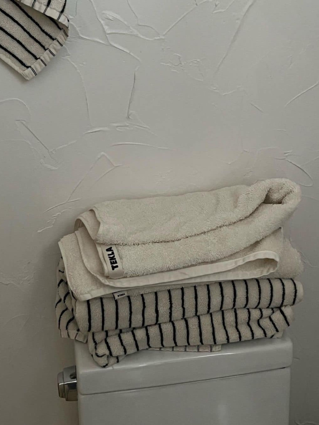 Tekla Towels Lunar Rock, Tekla Bath Mats Kodiak Brown 착용 스타일 - 2