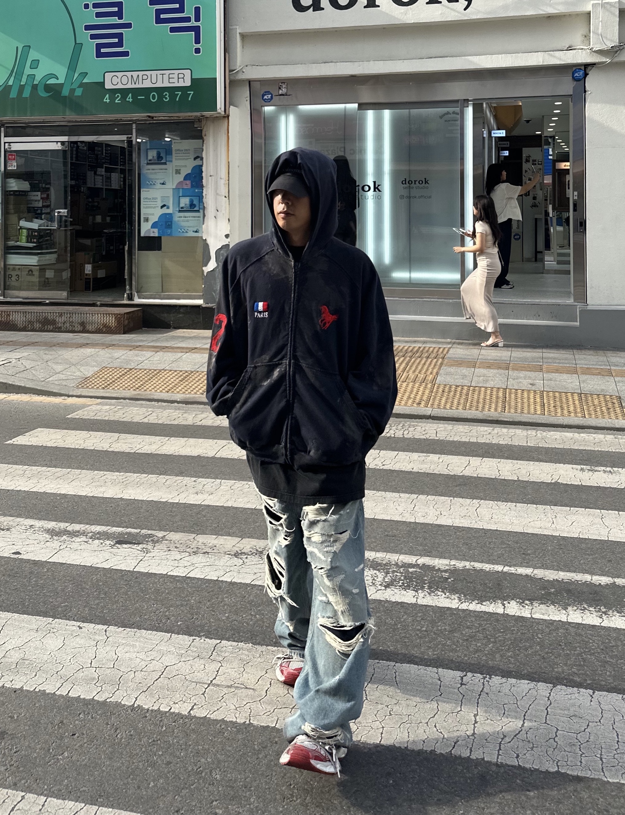 Balenciaga 3XL Sneakers White Red, Balenciaga Paris Vintage Logo 22 Zip-Up Hoodie Dark Navy 착용 스타일 - 2