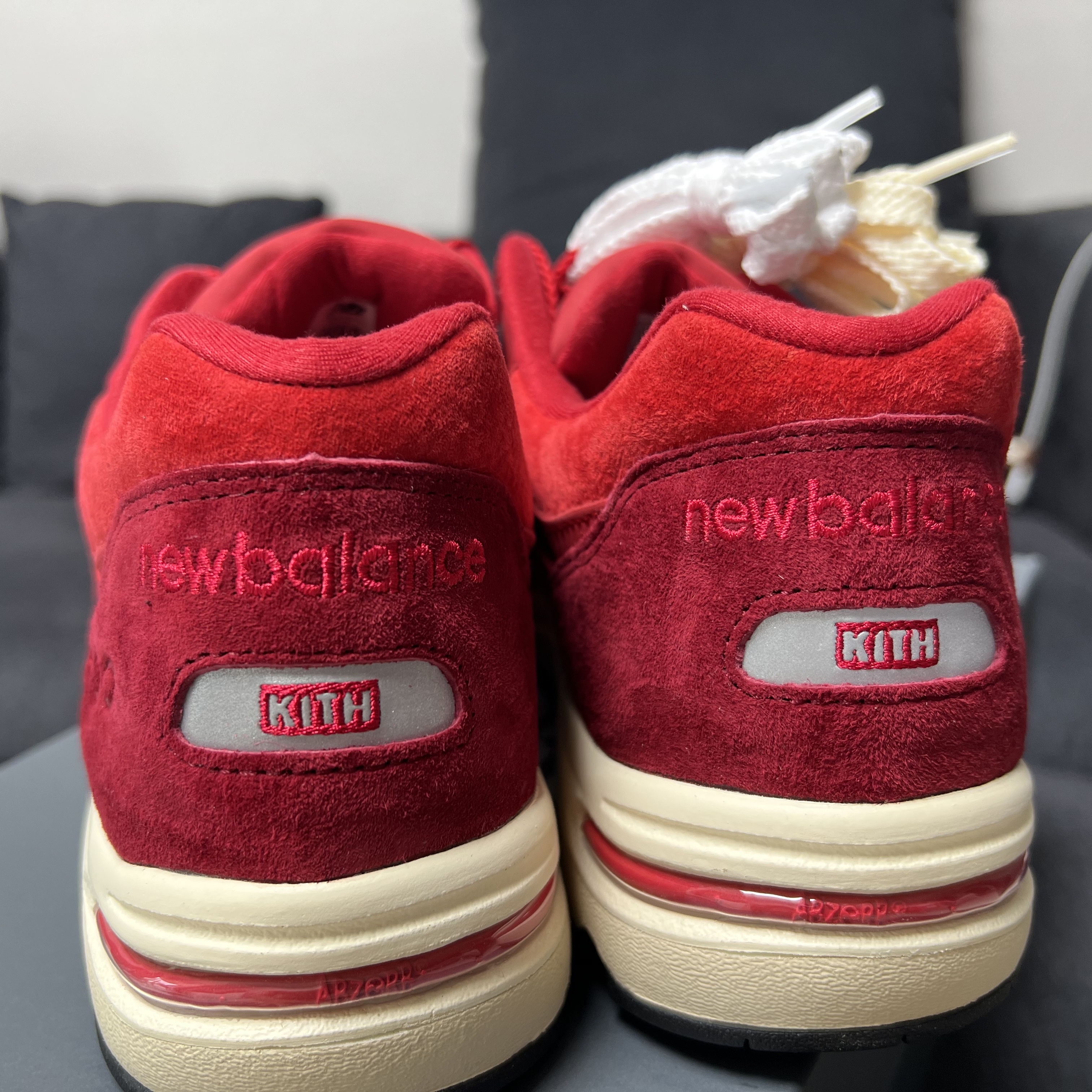 New Balance x Kith 1700 Toronto Rococco Red 착용 스타일 - 3