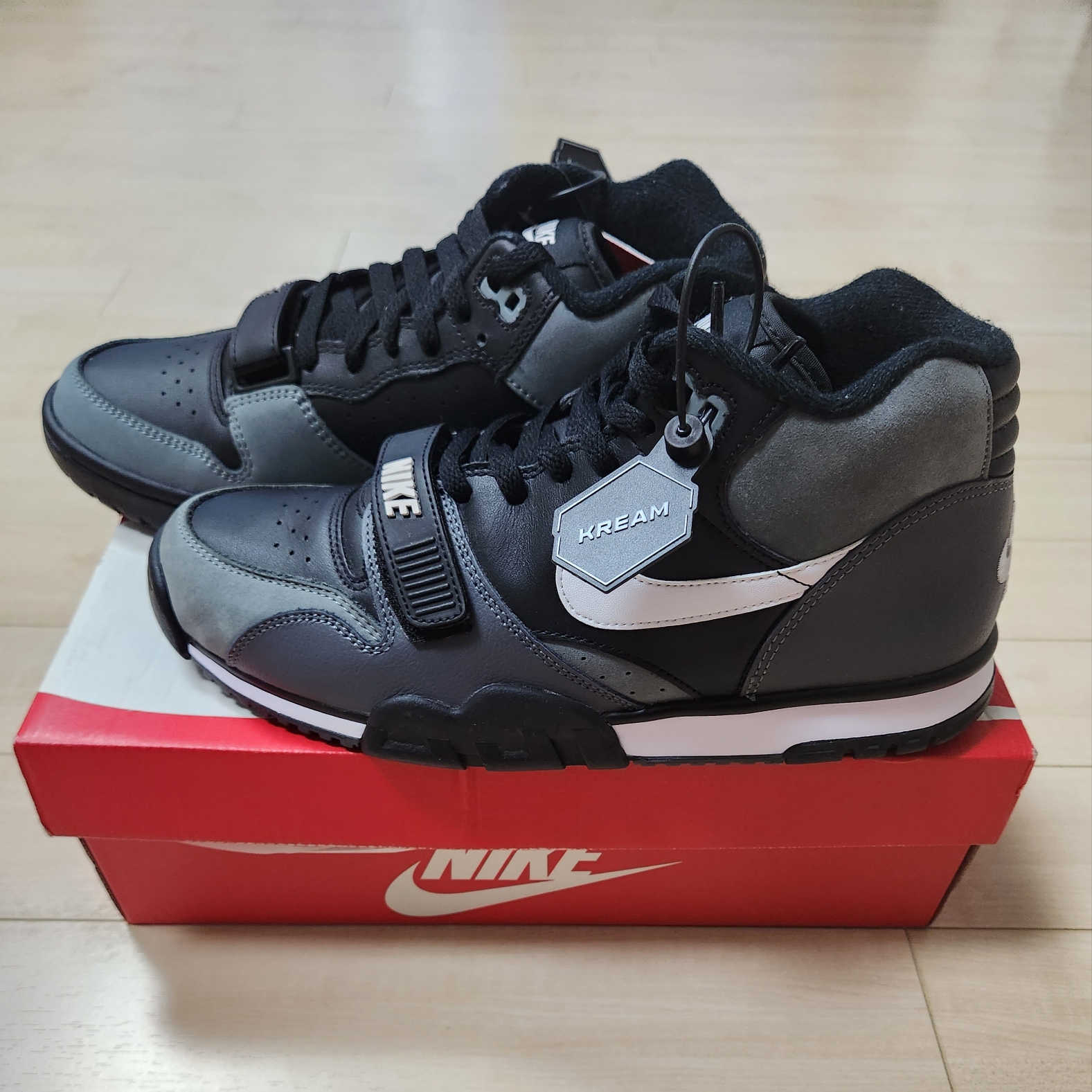 Nike Air Trainer 1 Black and Cool Grey 착용 스타일 - 1