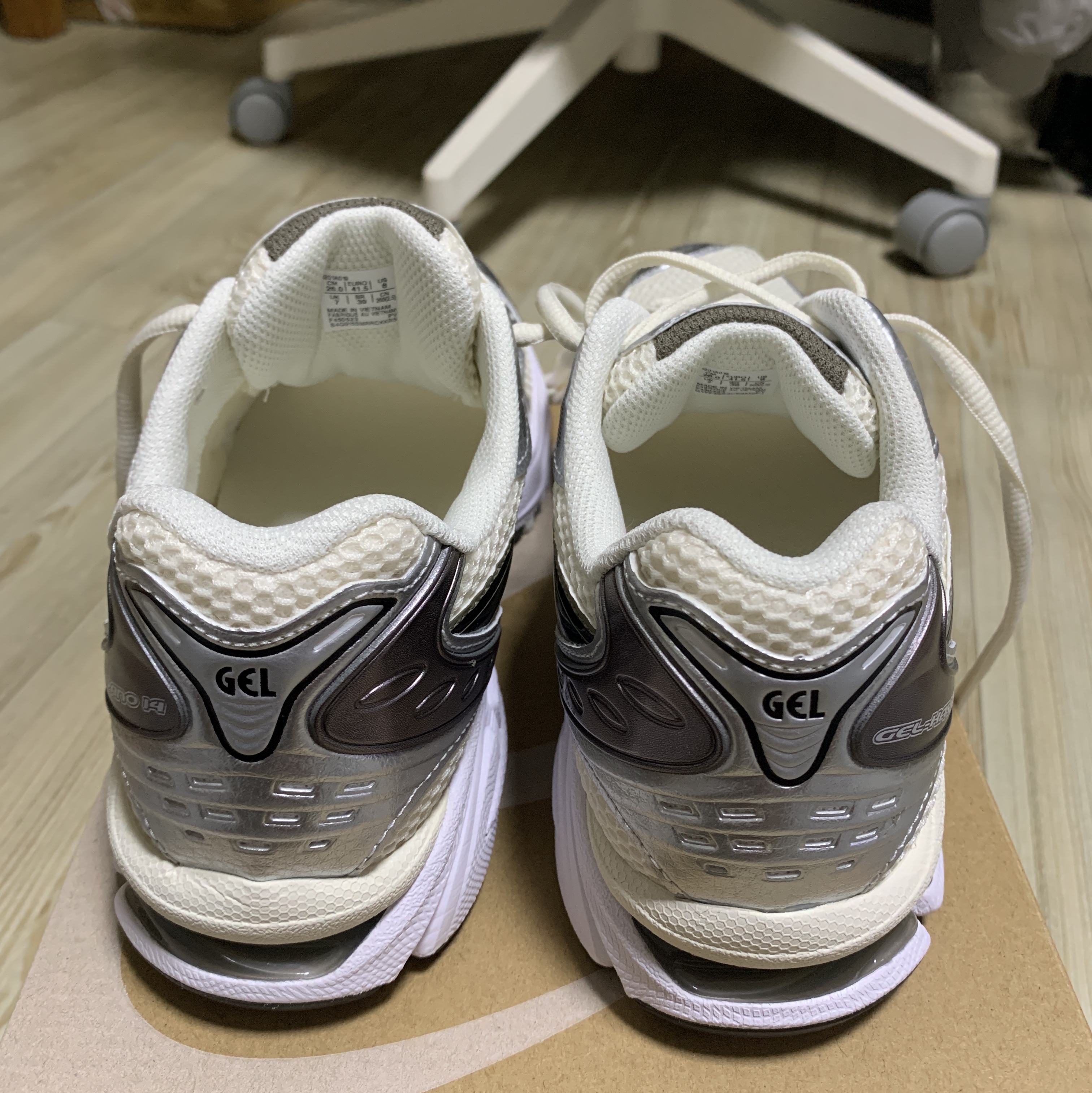 Asics Gel-Kayano 14 Cream Black 착용 스타일 - 3