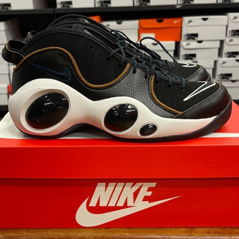 Nike Air Zoom Flight 95 Black and Valerian Blue 착용 스타일 - 2