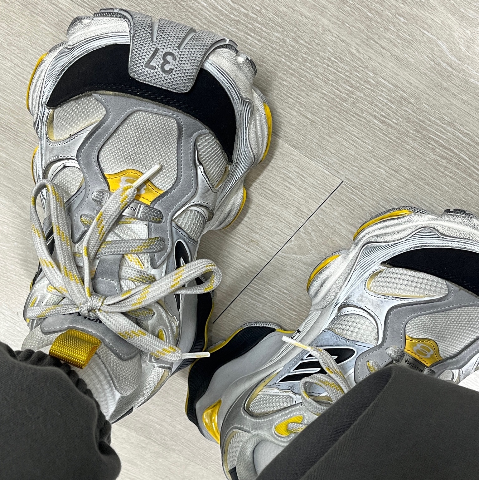 (W) Balenciaga Cargo Sneakers Grey Black Yellow, Balenciaga Cargo Sneakers Grey Black Yellow 착용 스타일 - 2