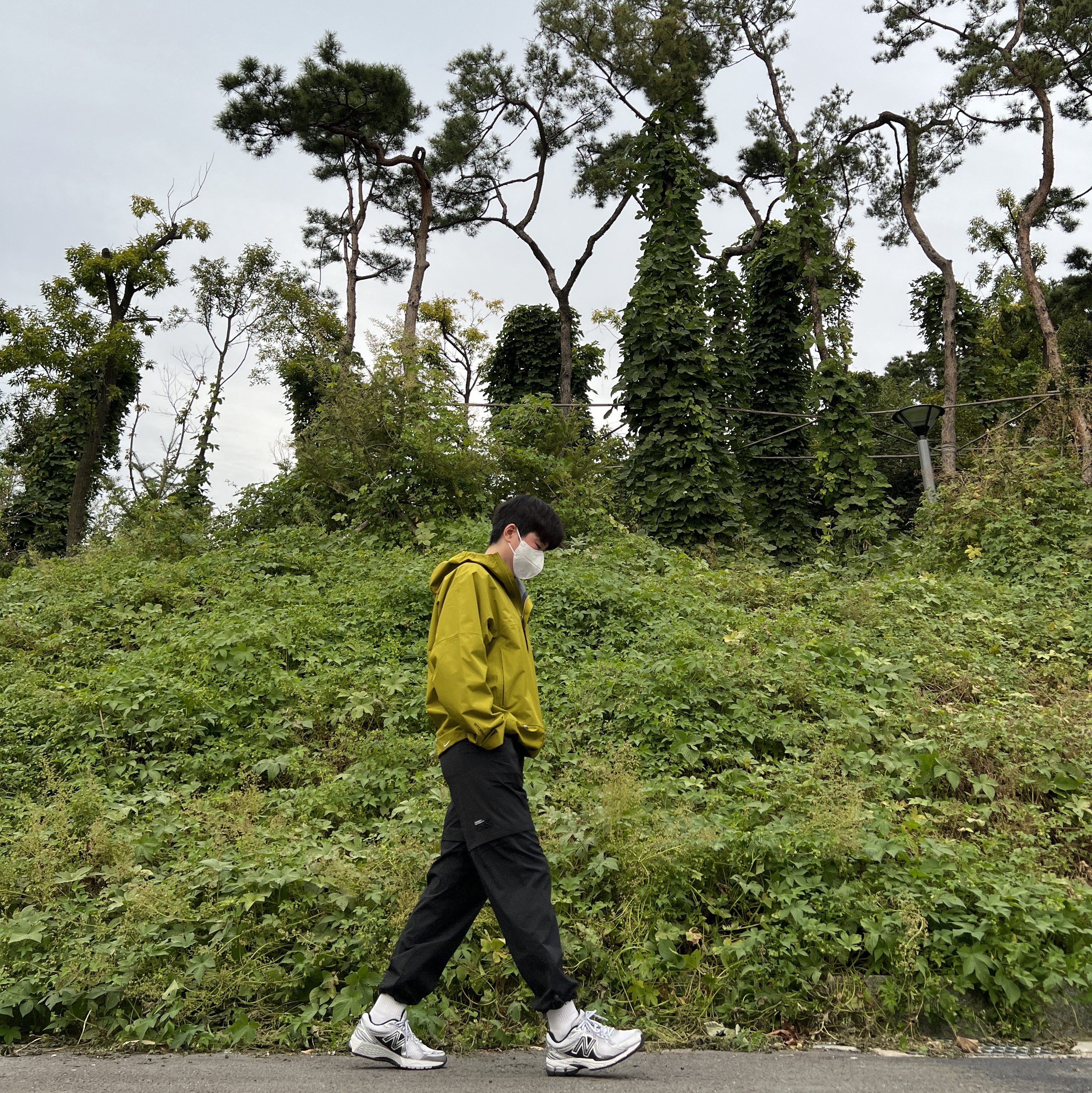 Nike ACG Storm-Fit ADV Cascade Rains Full Zip Jacket Moss - Asia, New Balance 860v2 White Black 착용 스타일 - 3