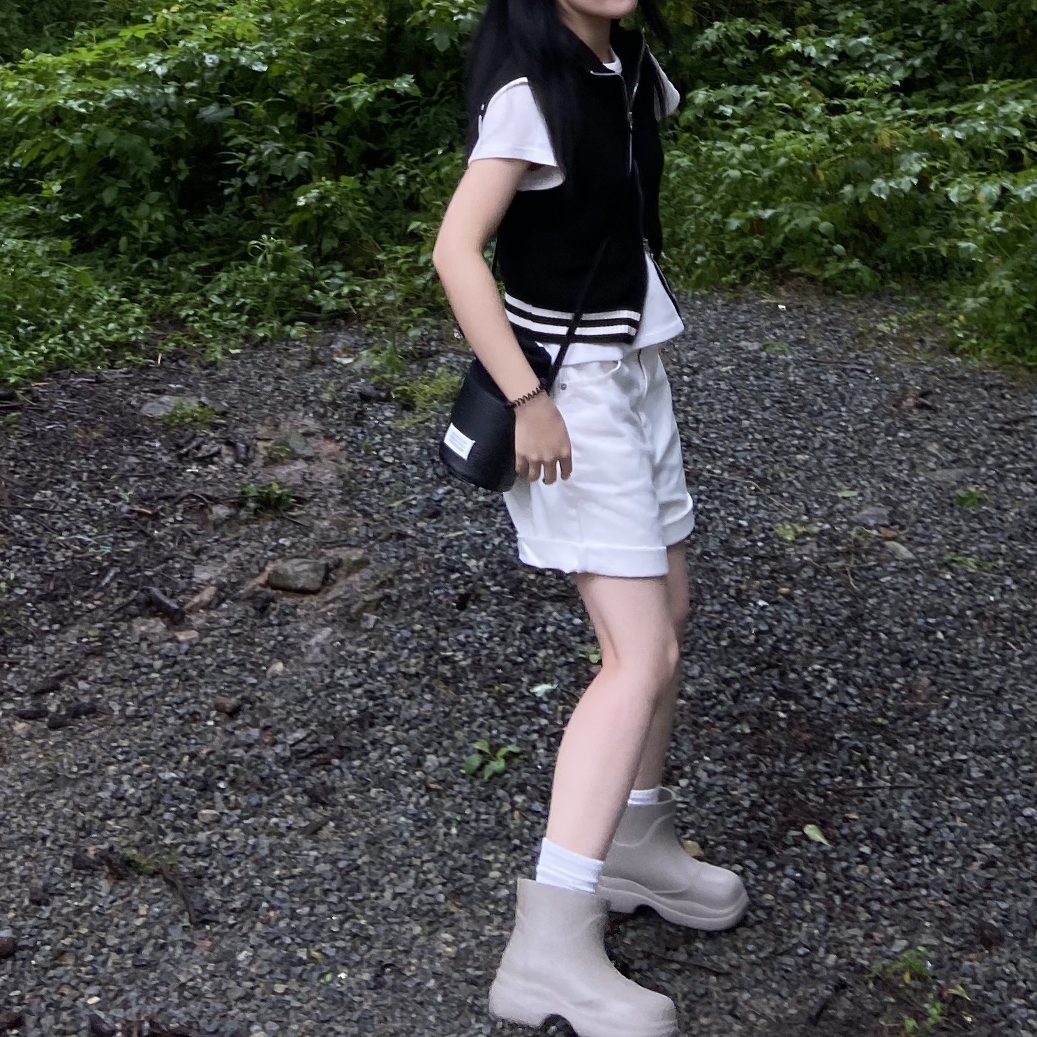 (W) Matin Kim Spell Point Stripe Knit Vest Black, Maison Margiela 5AC Mini Bucket Bag Black 착용 스타일 - 3