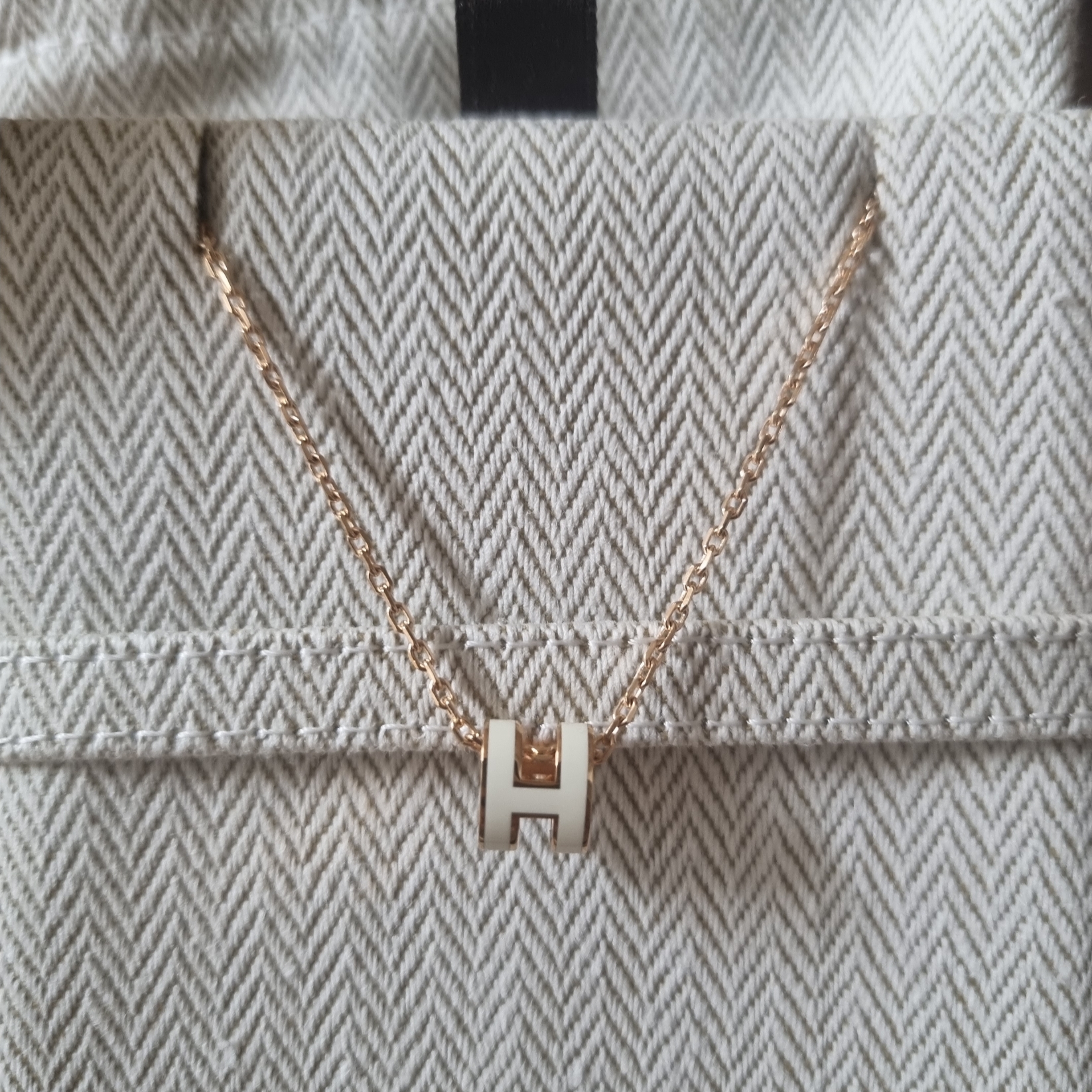 (W) Hermes Mini Pop H Pendant Rose Gold & Blanc 착용 스타일