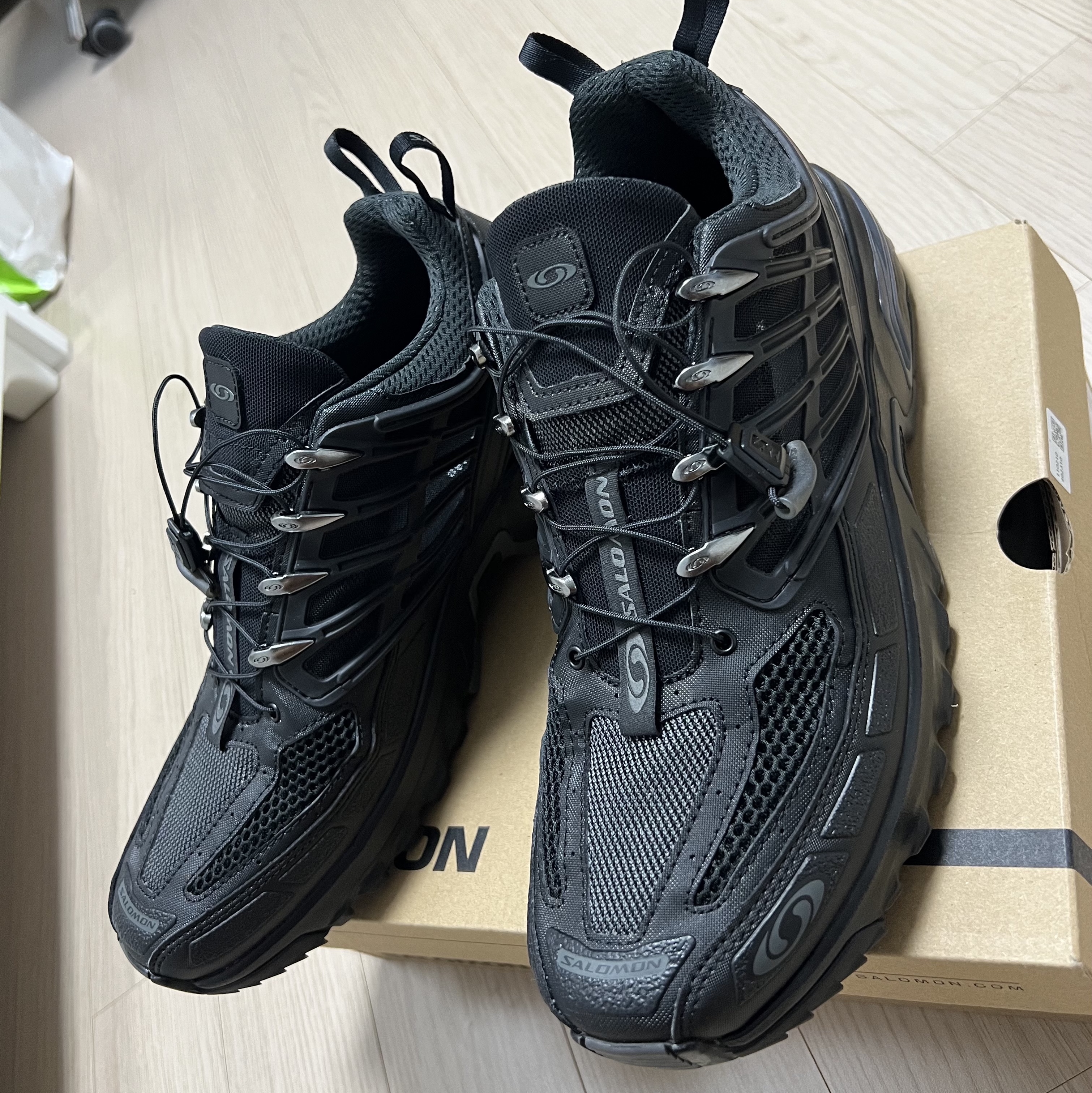 Salomon ACS + Black Silver 착용 스타일 - 1