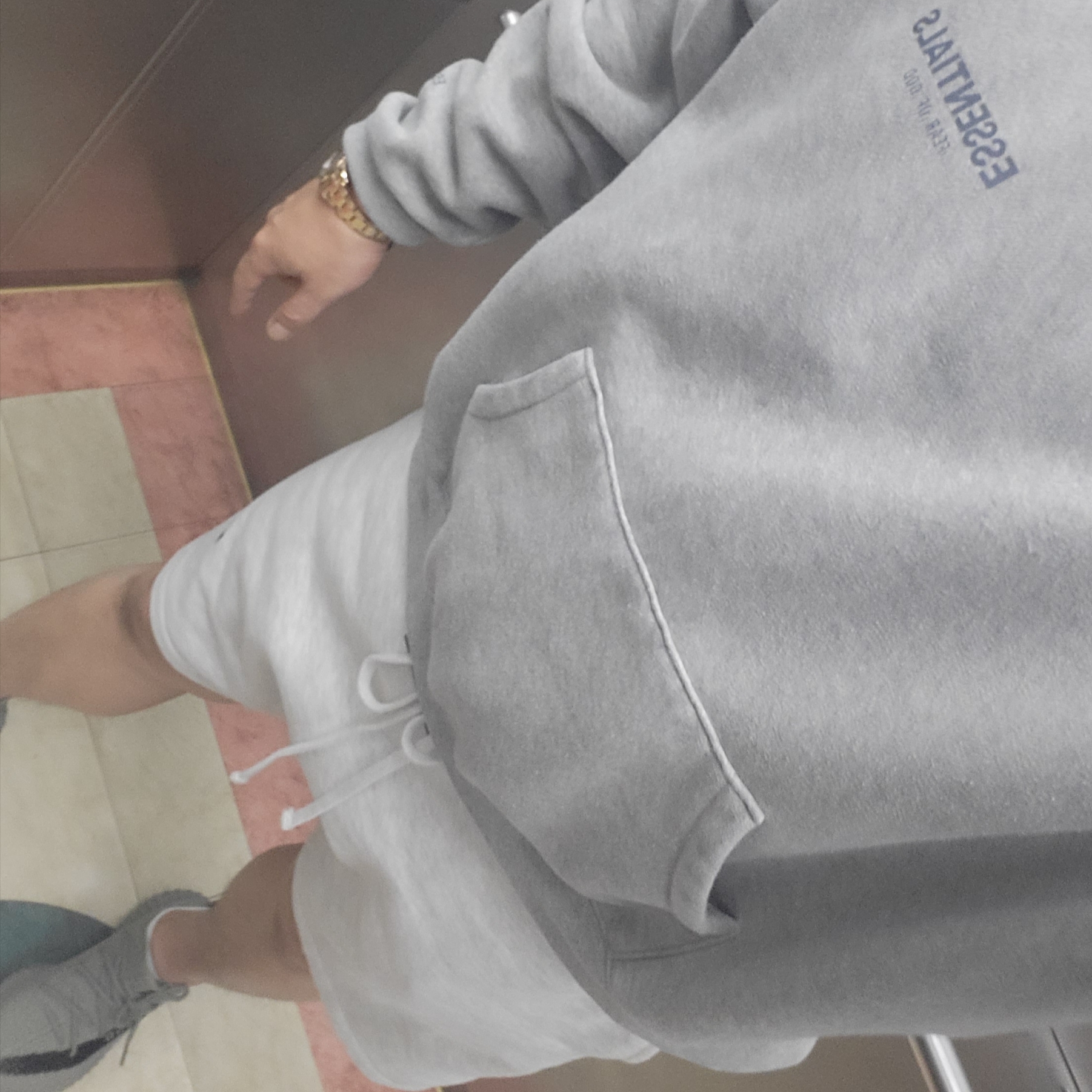 Essentials The Core Collection Hoodie Dark Oatmeal 착용 스타일