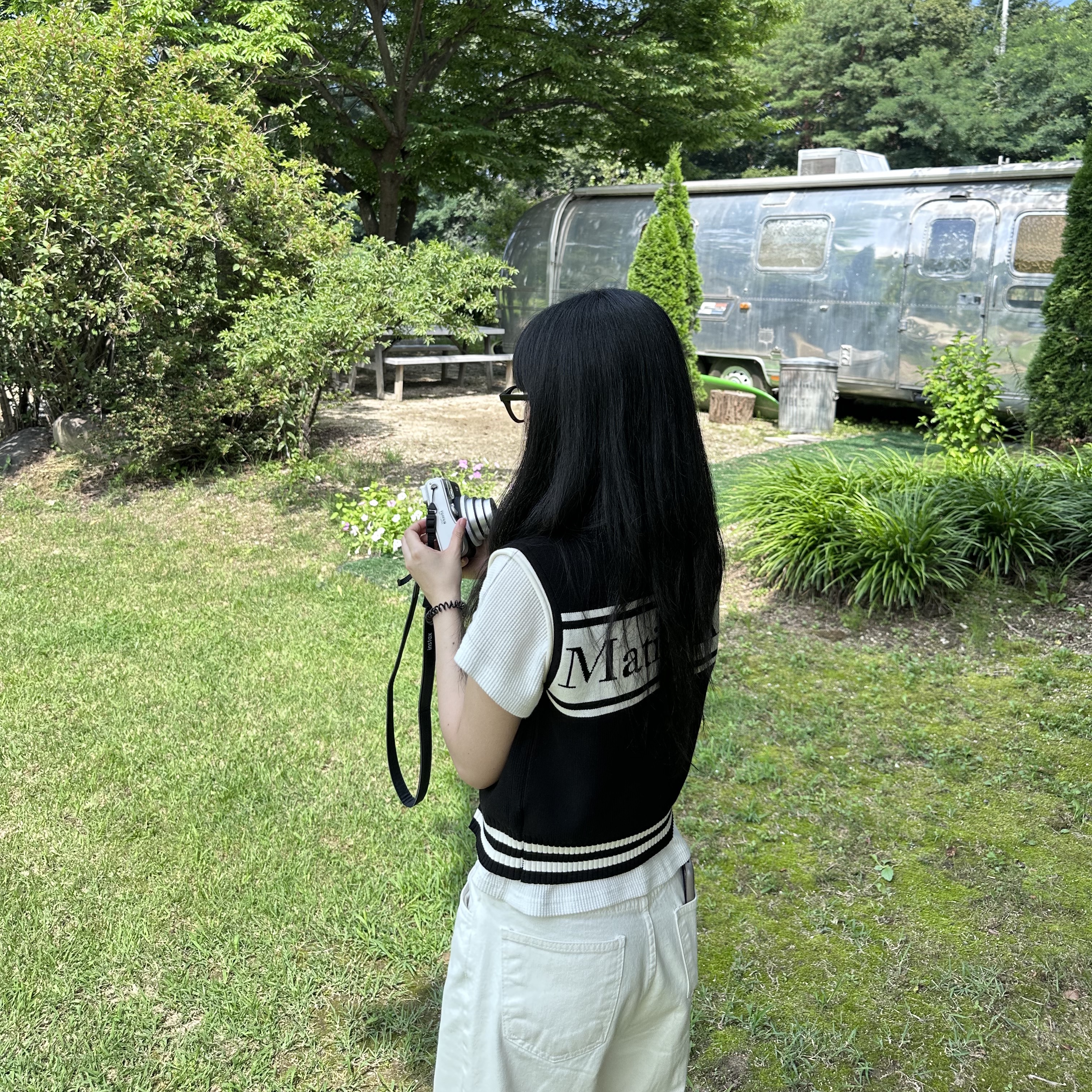 (W) Matin Kim Spell Point Stripe Knit Vest Black, Maison Margiela 5AC Mini Bucket Bag Black 착용 스타일 - 1