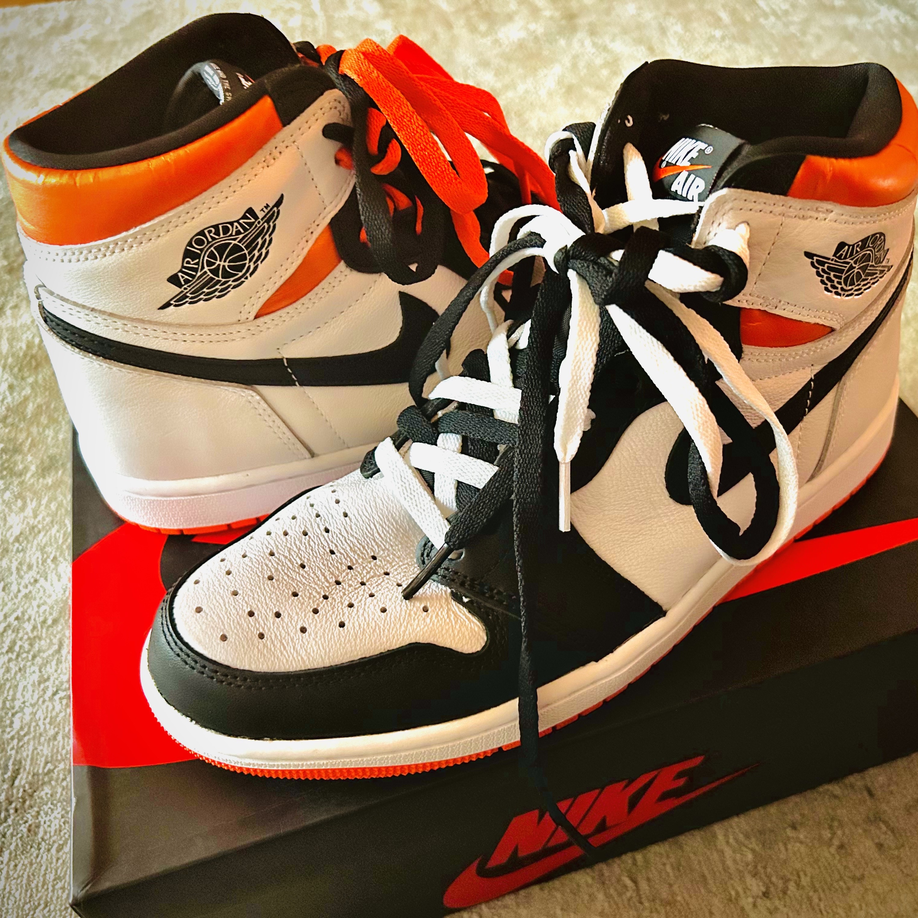 Jordan 1 Retro High OG Electro Orange 착용 스타일
