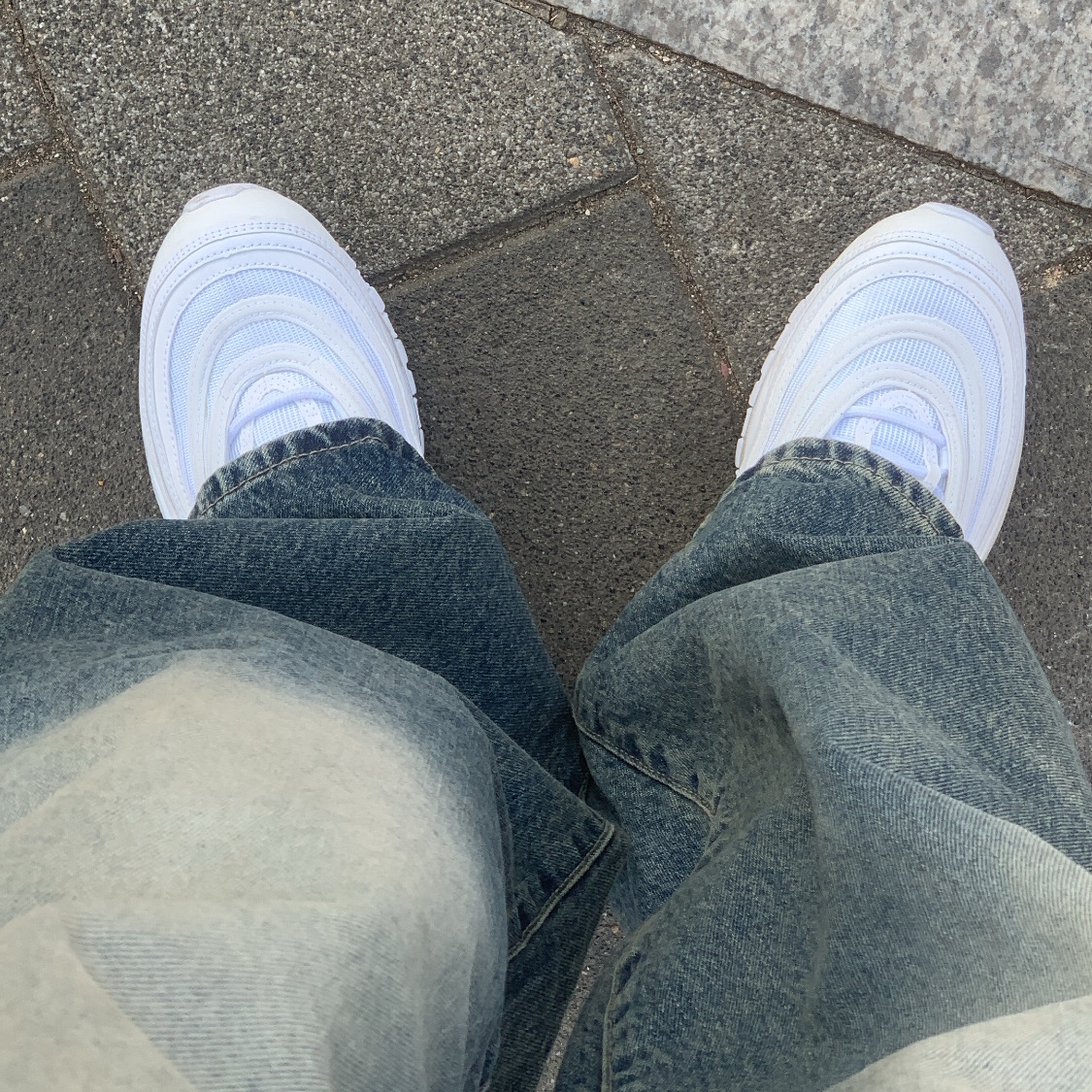 Nike Air Max 97 Triple White Wolf Grey 착용 스타일 - 2