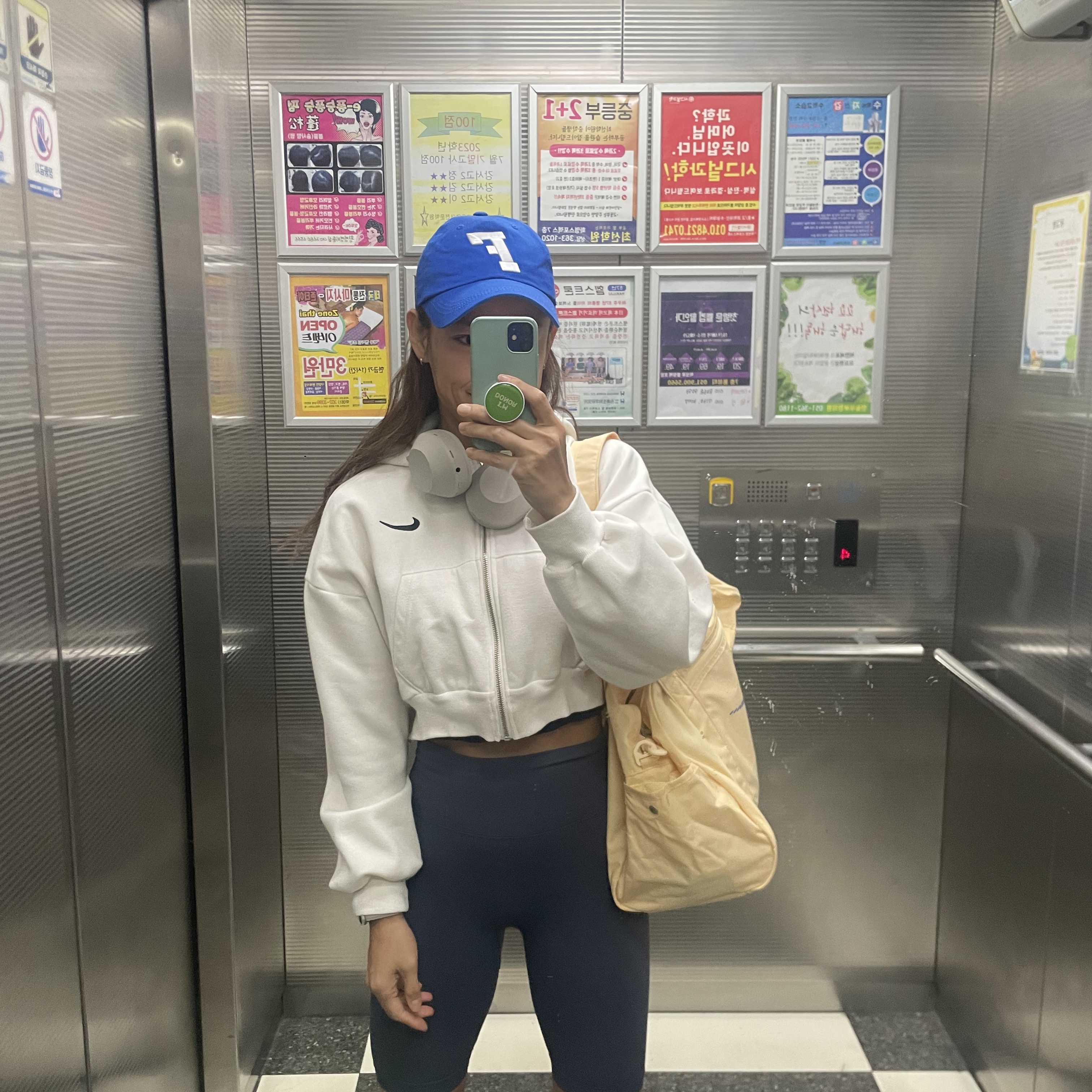 Nike Gym Club Duffle Bag 24L Pale Vanilla, Sony WH-1000XM5 Silver (Korean Ver.) 착용 스타일 - 3