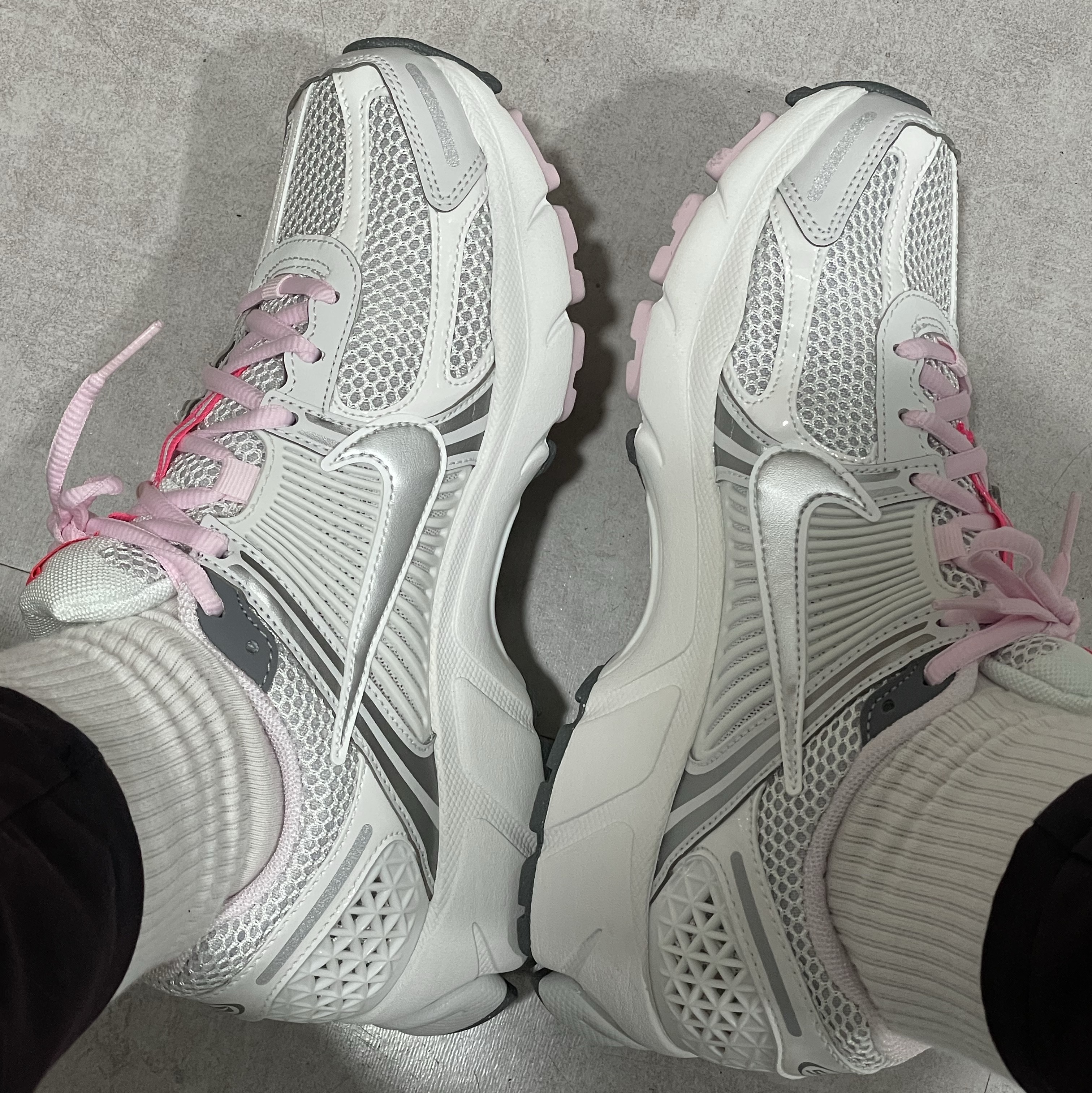 (W) Nike Zoom Vomero 5 Photon Dust Metallic Silver 착용 스타일 - 2