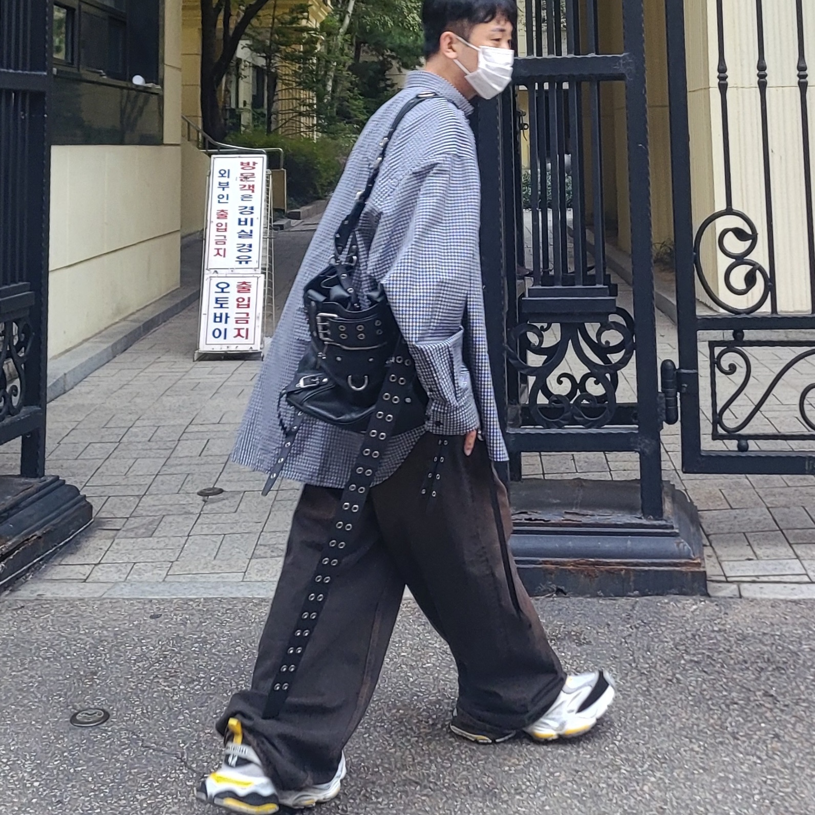 Balenciaga Cargo Sneakers Grey Black Yellow, Balenciaga Micro Check Mix Poplin Sporty B Cosy Shirt Black White 착용 스타일 - 3