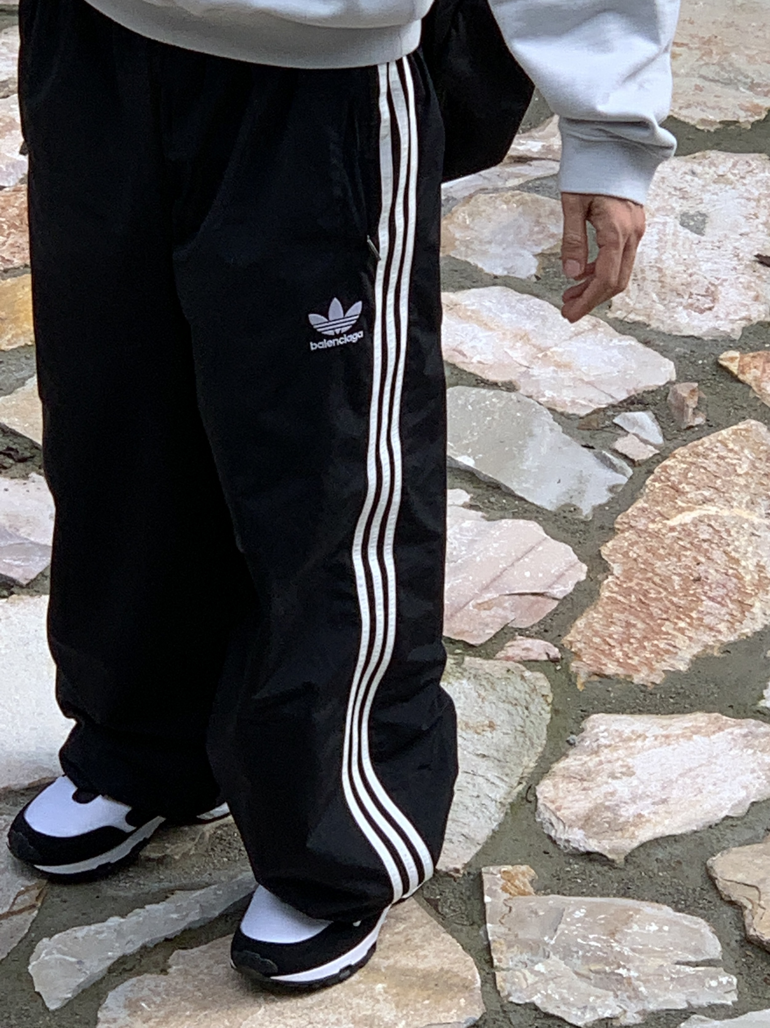 Balenciaga Swift Oval Sunglasses Silver, Nike x Comme des Garcons Homme Plus Air Max Sunder SP White Black 착용 스타일 - 5