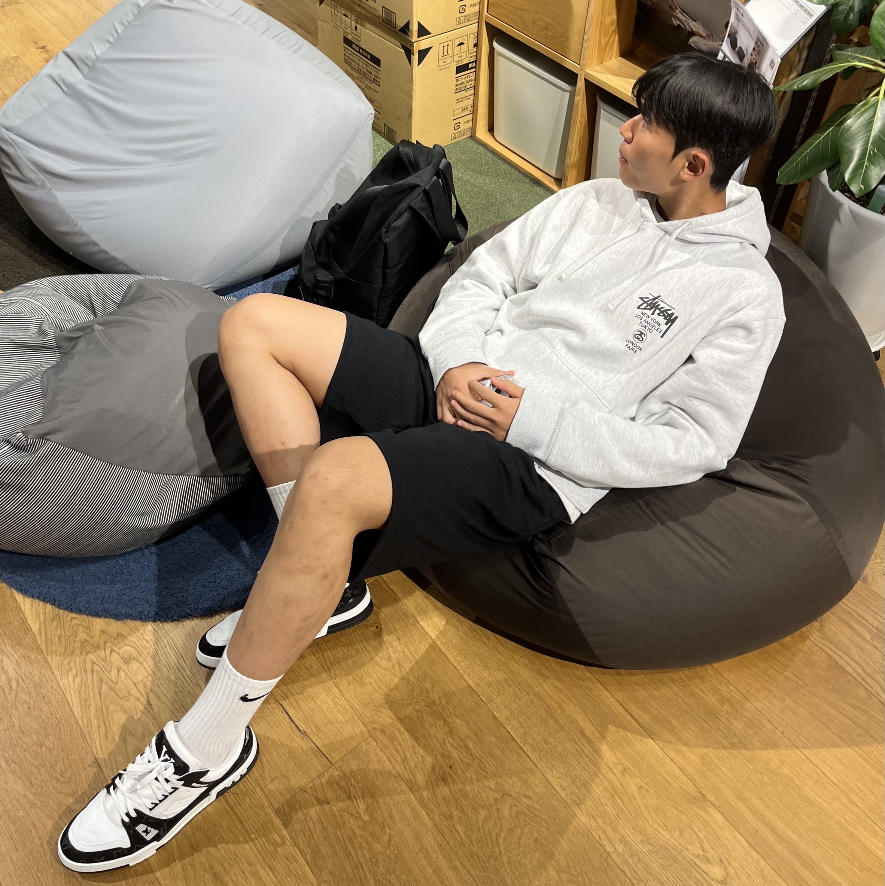 Stussy World Tour Hoodie Ash Heather 2021, Louis Vuitton LV Trainer Sneakers Monogram Denim White Black 착용 스타일