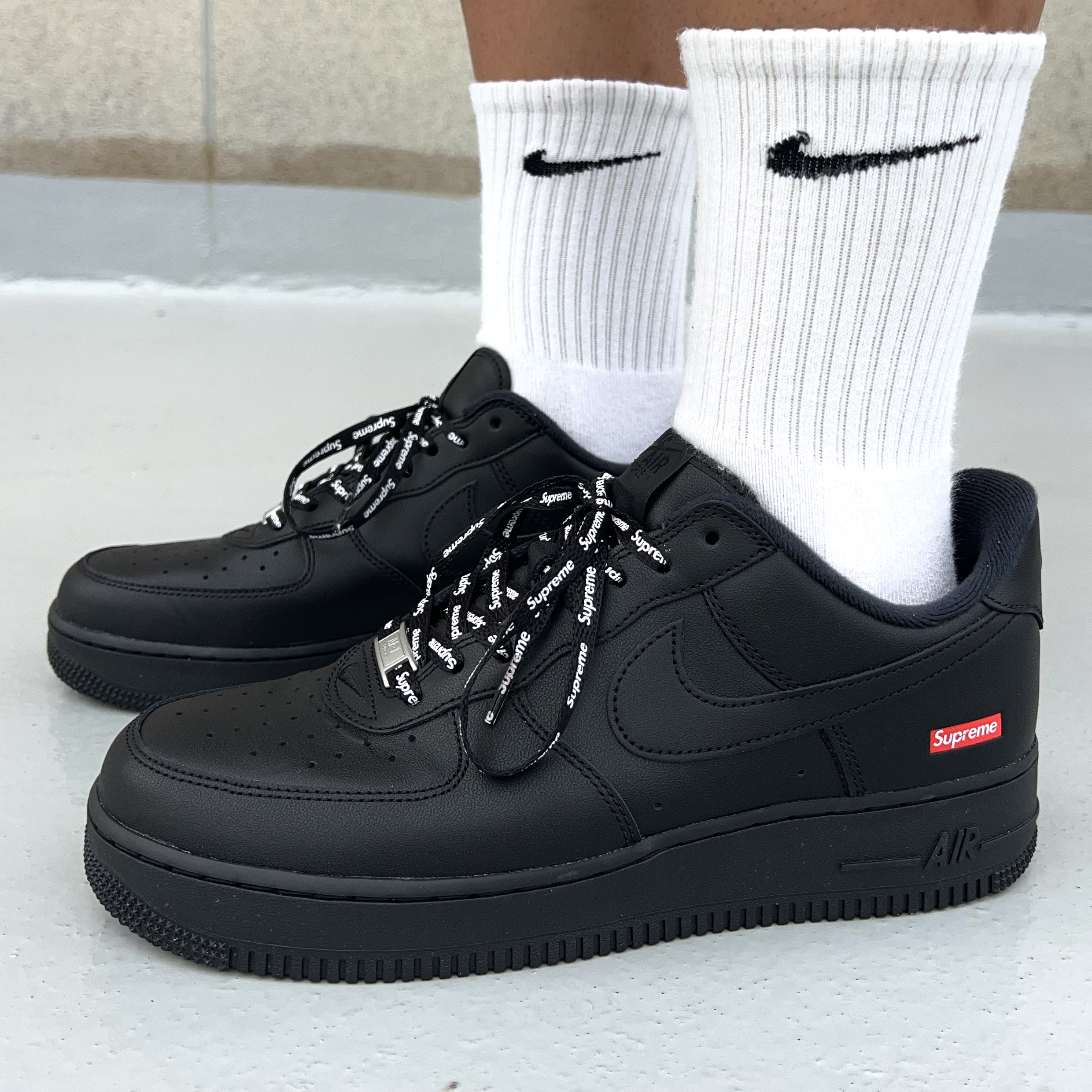 Nike x Supreme Air Force 1 Low Black 착용 스타일