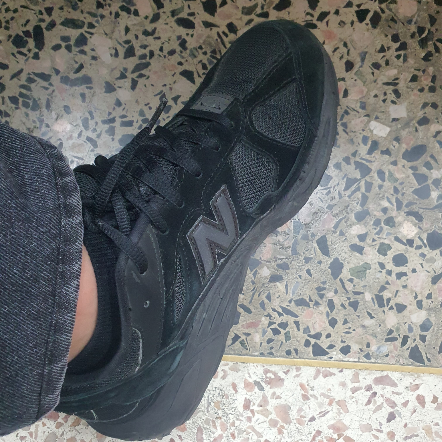 New Balance 878 Triple Black 착용 스타일 - 3