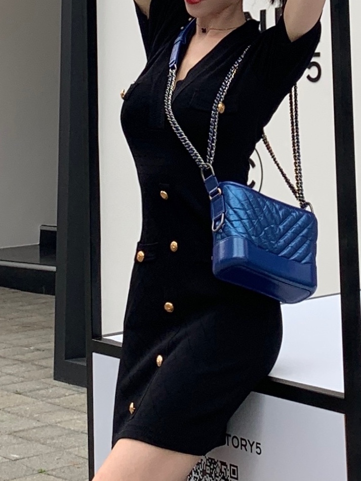 Chanel Gabrielle Small Hobo Bag Aged Calfskin & Gold Black, (W) Chanel Stud Earrings Metal Calfskin & Gold Black Pink 착용 스타일 - 4