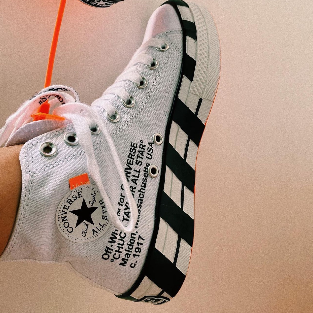 Converse x Off-White Chuck 70 High V2 2021 착용 스타일 - 5