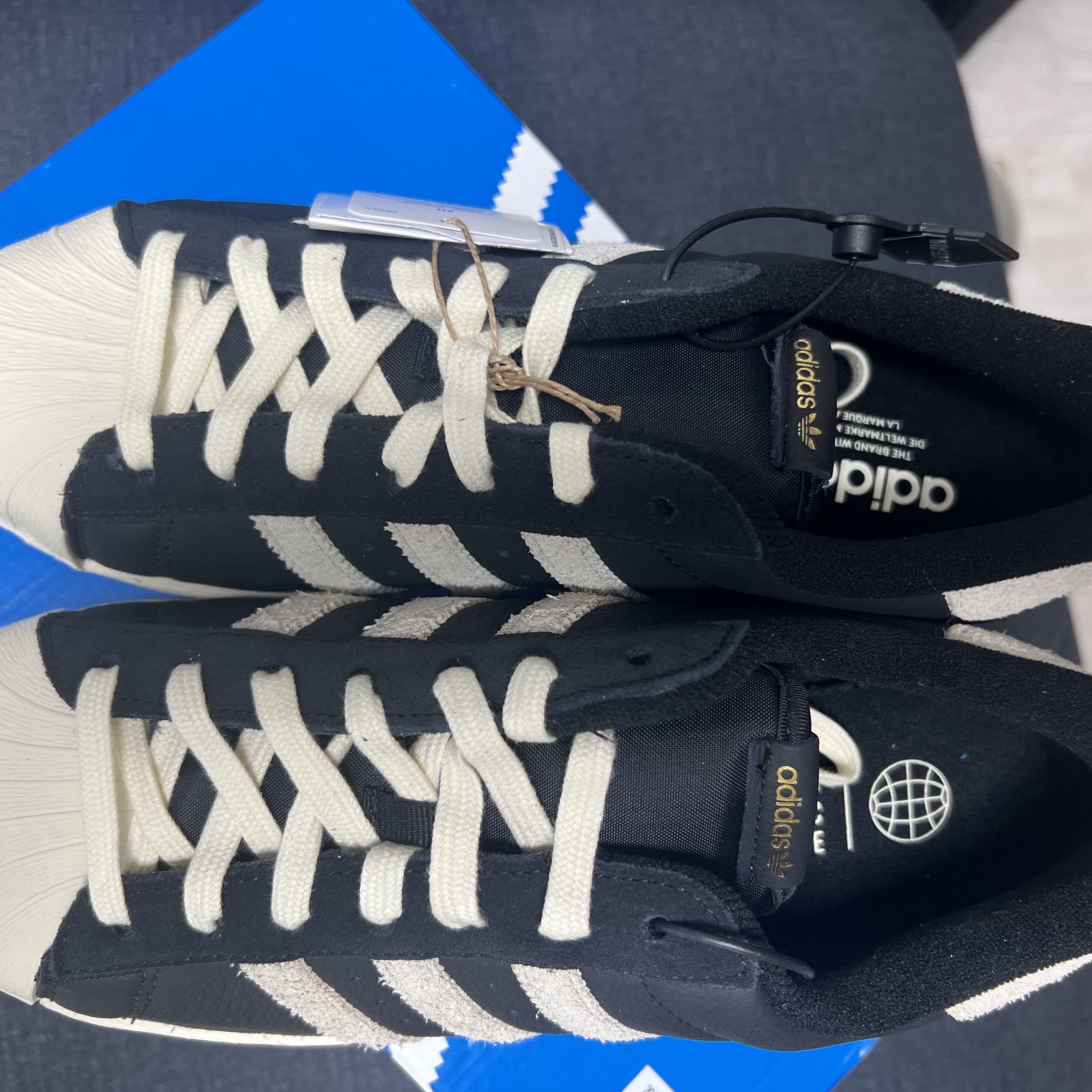 Adidas Superstar 82 Black White 착용 스타일 - 2