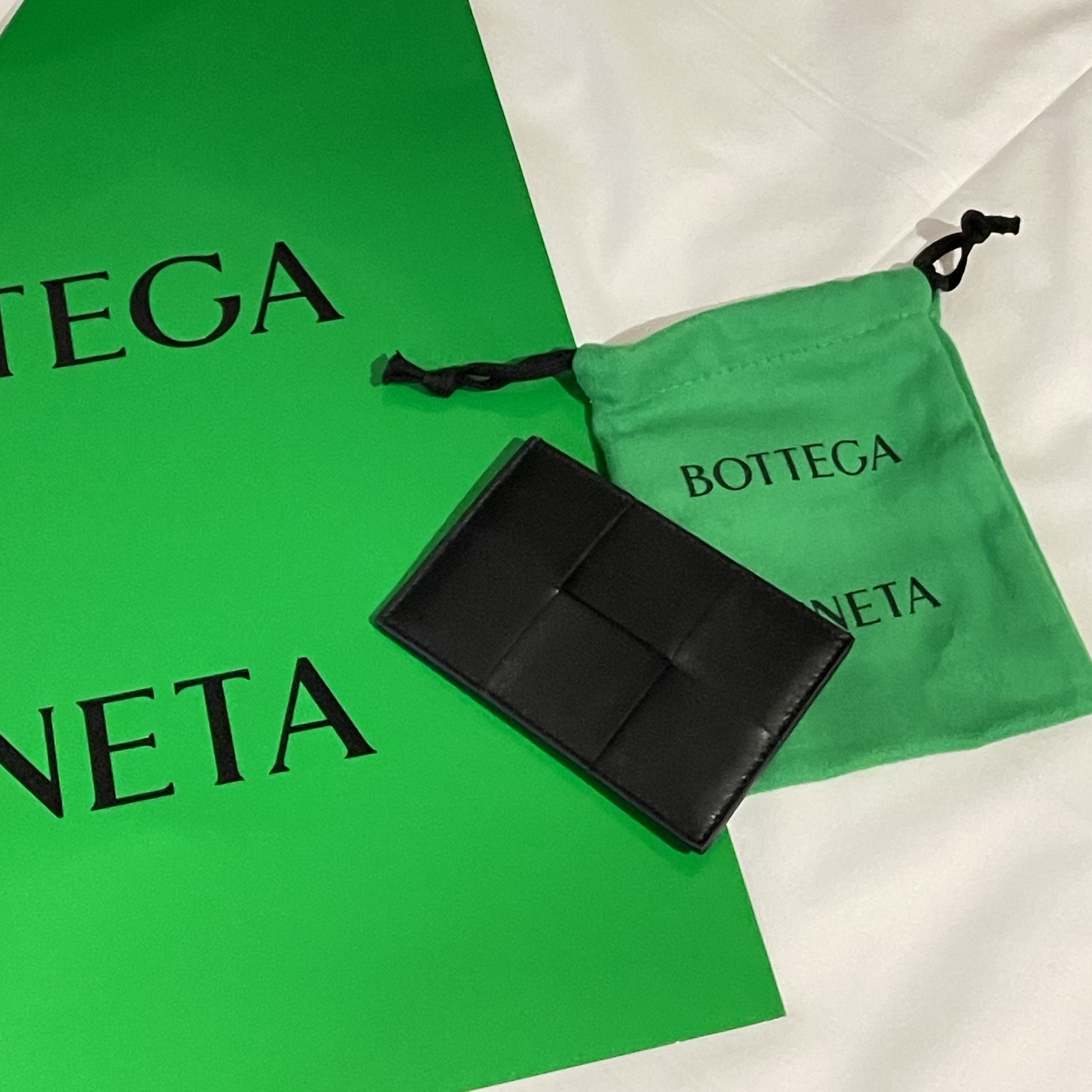 Bottega Veneta Credit Card Case Calfskin Black 착용 스타일