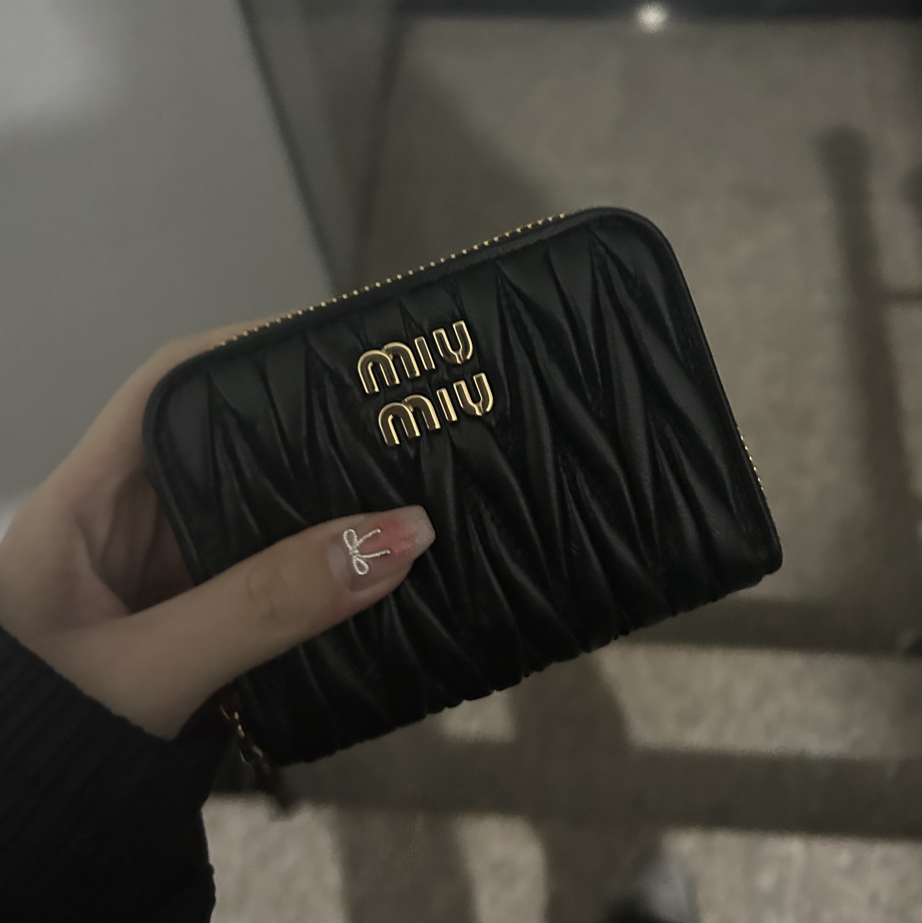 Miu Miu Matelasse Nappa Leather Coin Purse Black 착용 스타일