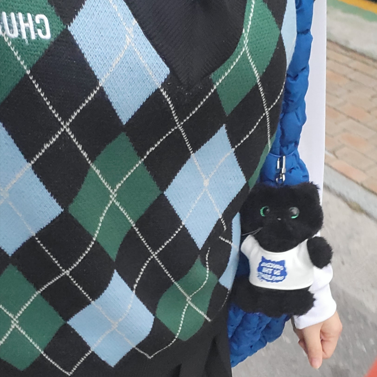 COS Quilted Oversized Shoulder Bag Blue 착용 스타일 - 2