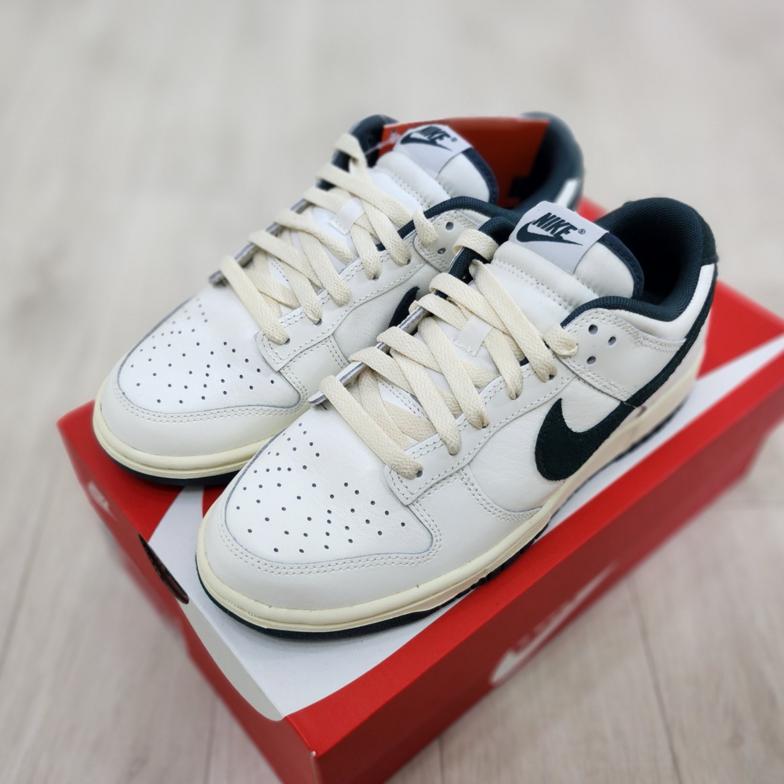 Nike Dunk Low Sail Deep Jungle 착용 스타일 - 2