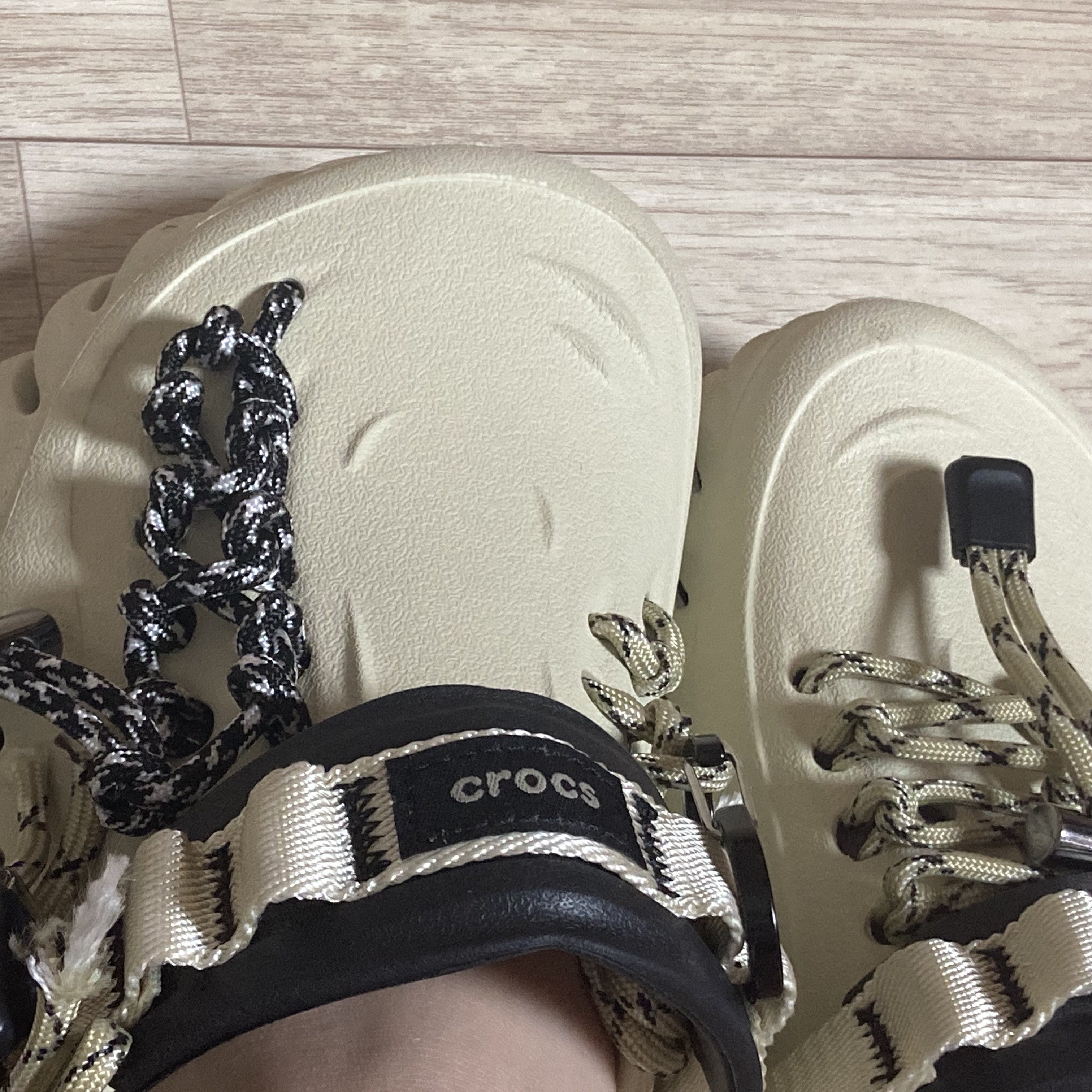 Crocs Echo Clog Bone Black 착용 스타일 - 2
