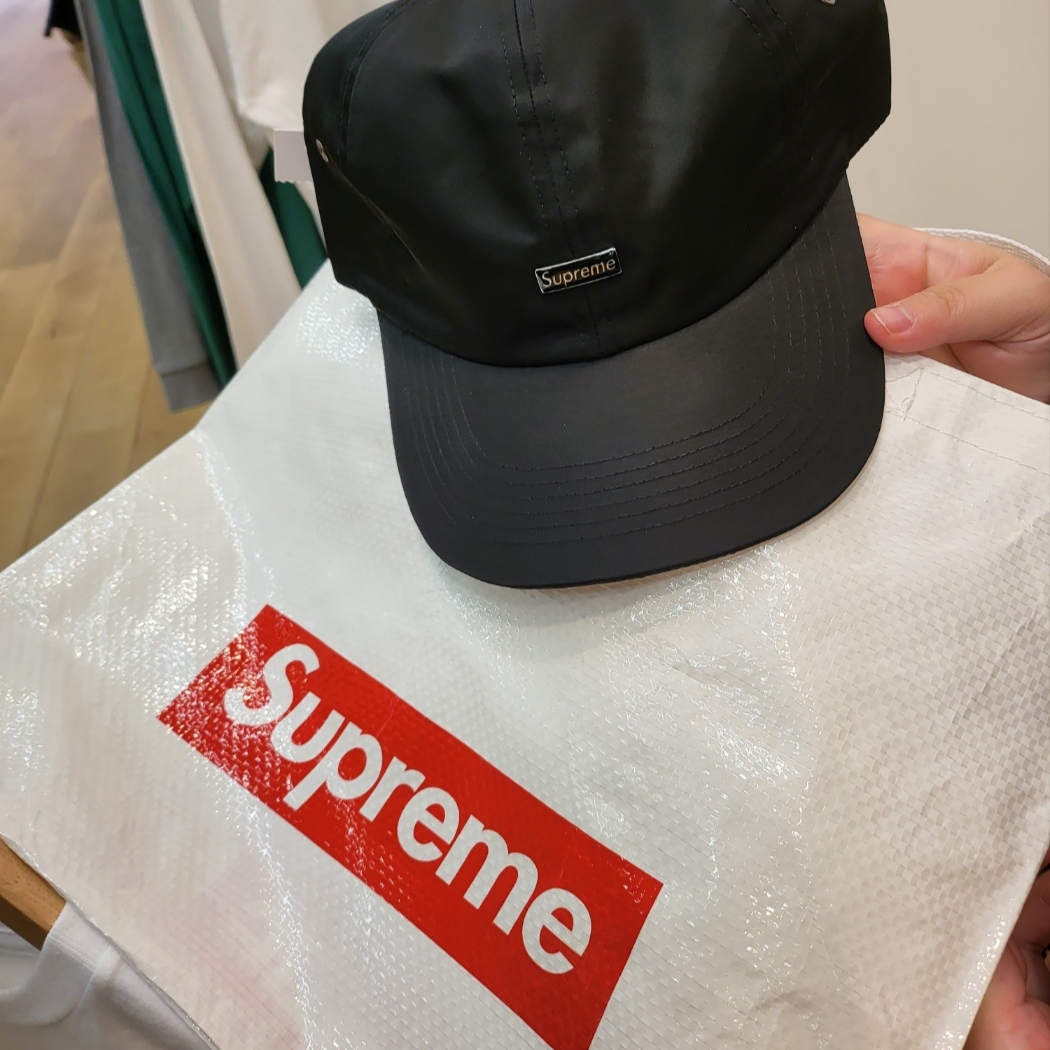 Supreme Enamel Logo 6-Panel Black - 23FW 착용 스타일