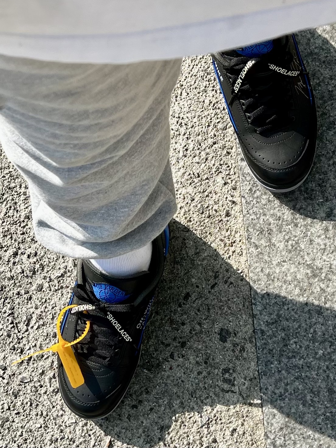 Jordan 2 x Off-White Retro Low SP Black and Varsity Royal 착용 스타일