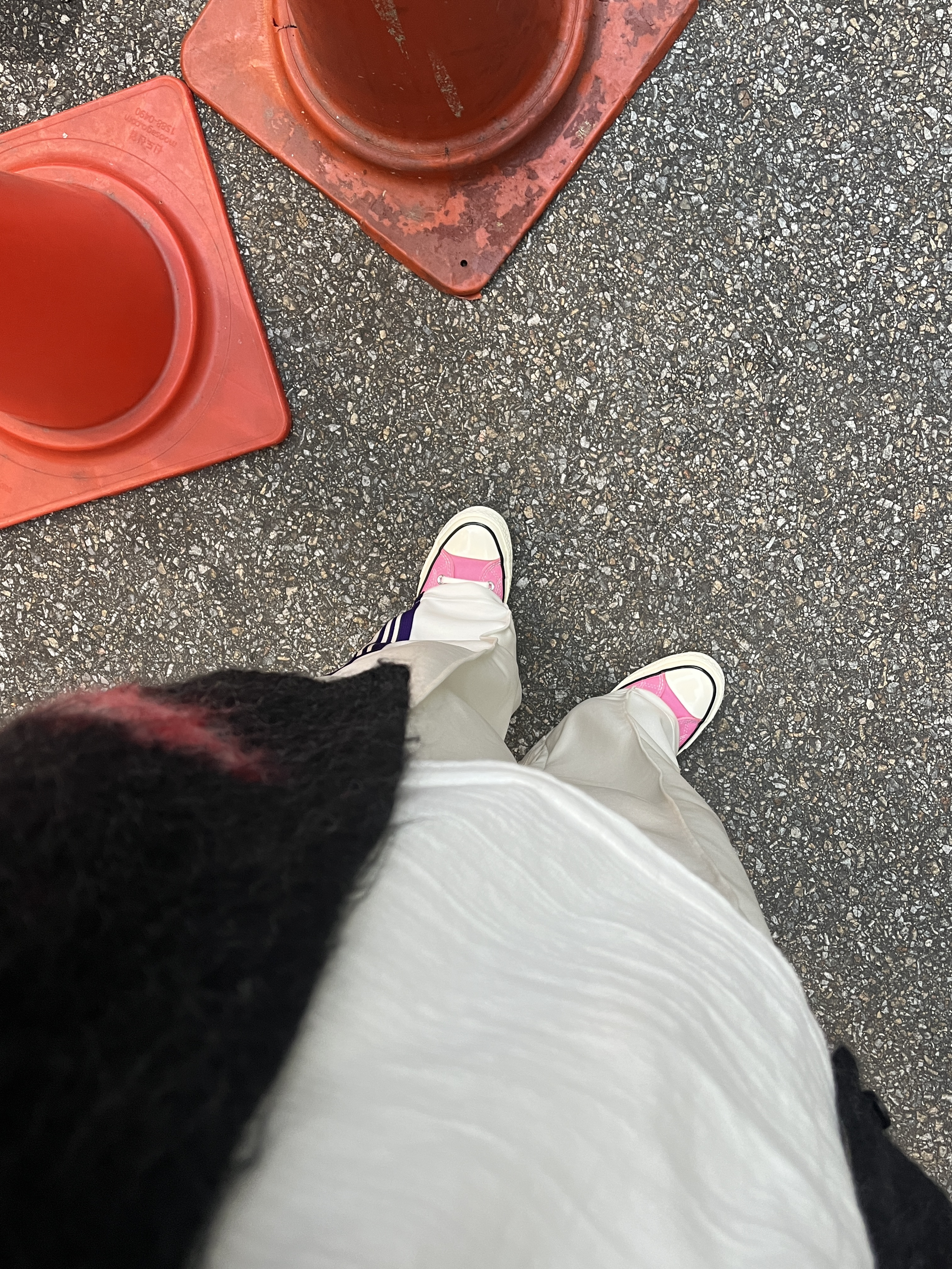 Converse Addict Chuck Taylor Canvas Ox Pink, Needles Straight Track Pants Poly Smooth Ice White 착용 스타일