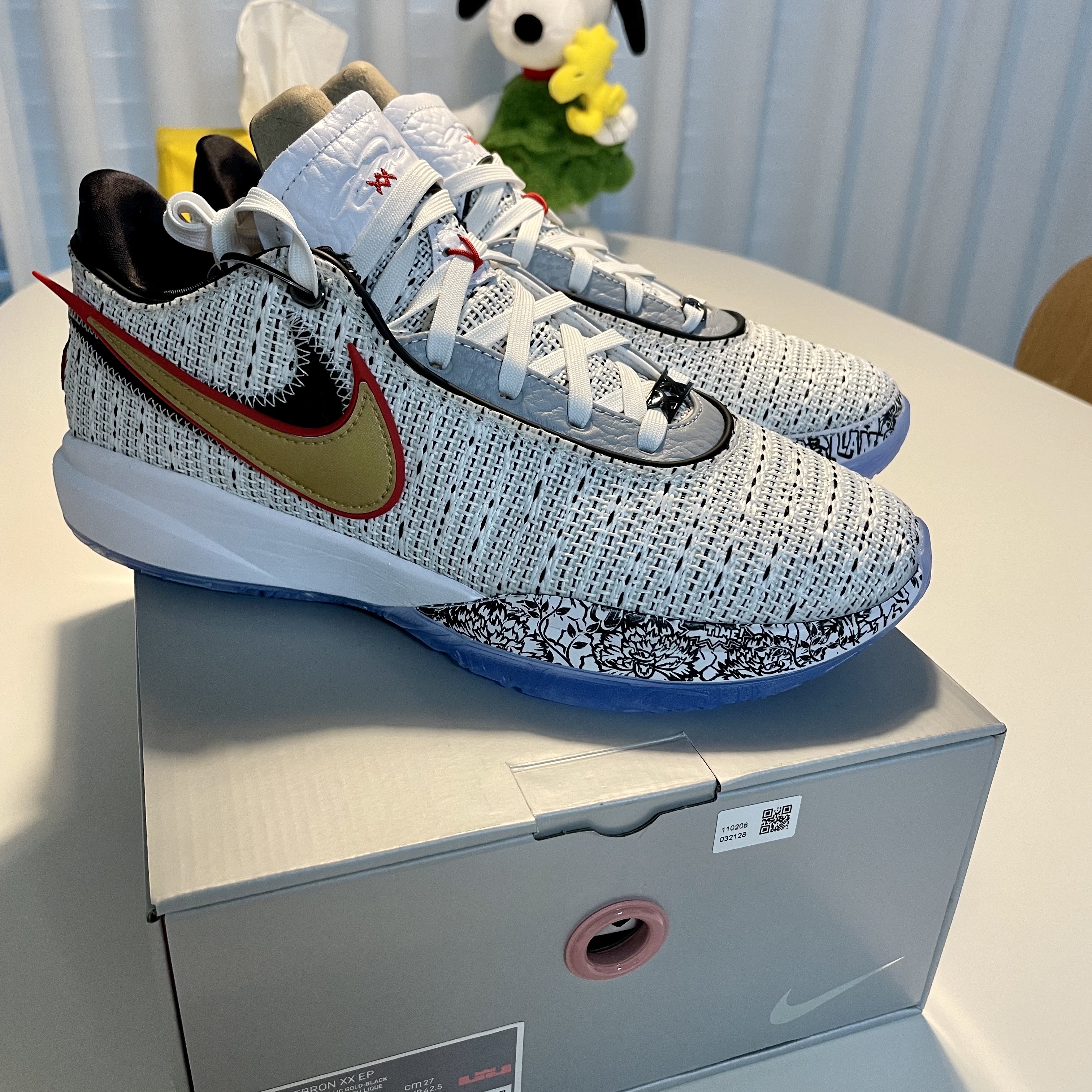 Nike LeBron XX EP White Metalic Gold 착용 스타일