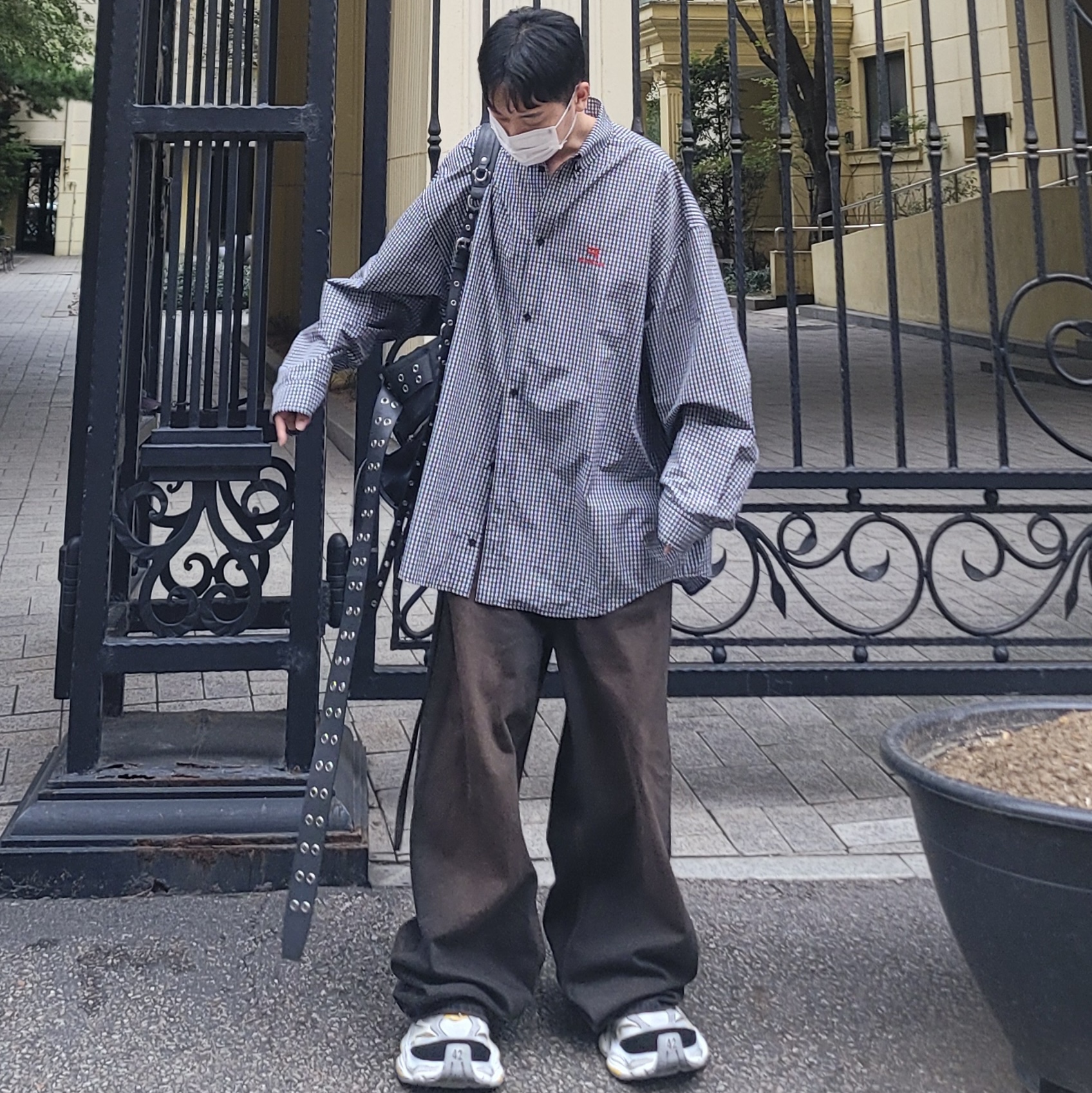 Balenciaga Cargo Sneakers Grey Black Yellow, Balenciaga Micro Check Mix Poplin Sporty B Cosy Shirt Black White 착용 스타일 - 1