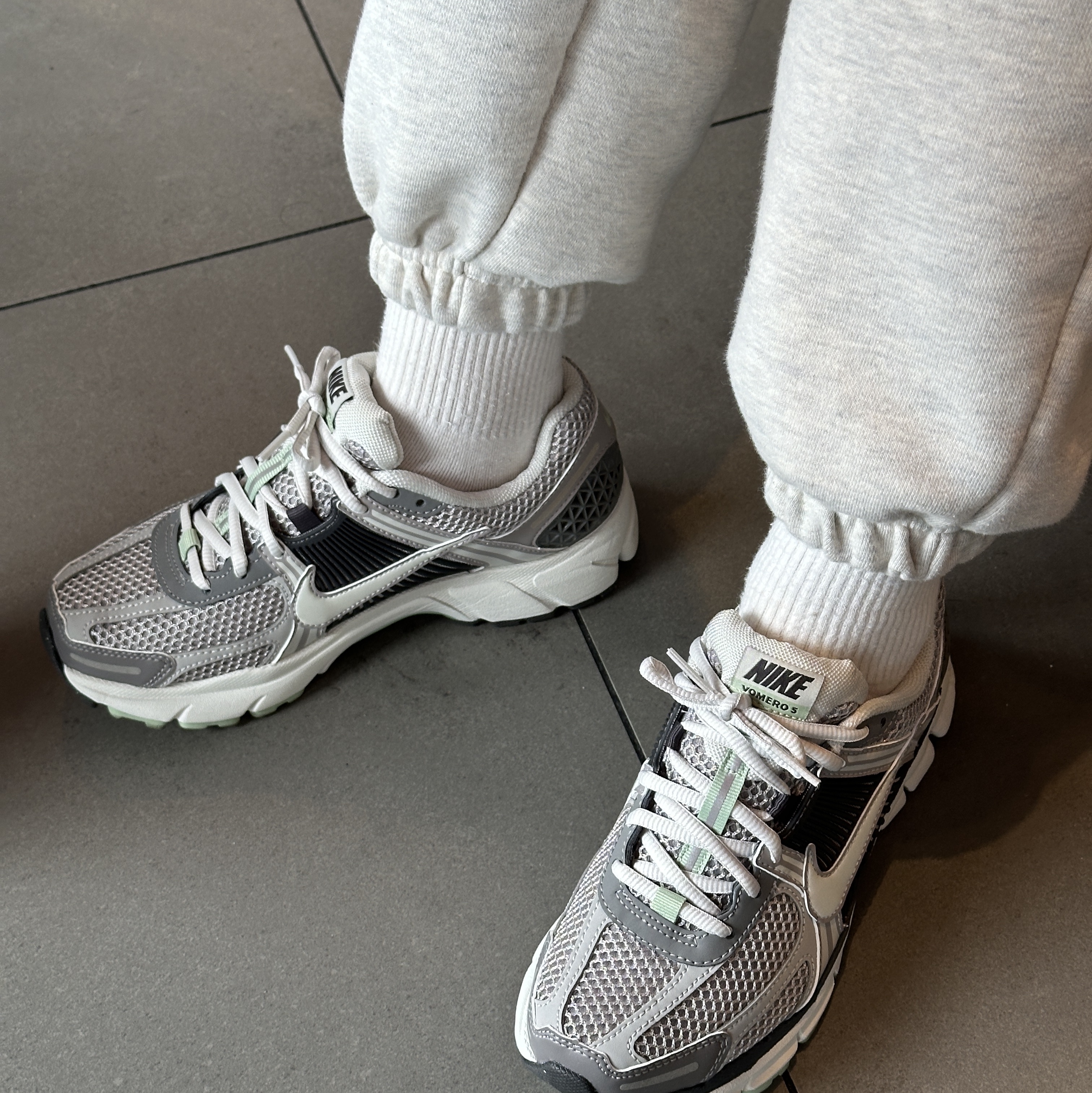 (W) Nike Zoom Vomero 5 Cobblestone and Flat Pewter 착용 스타일
