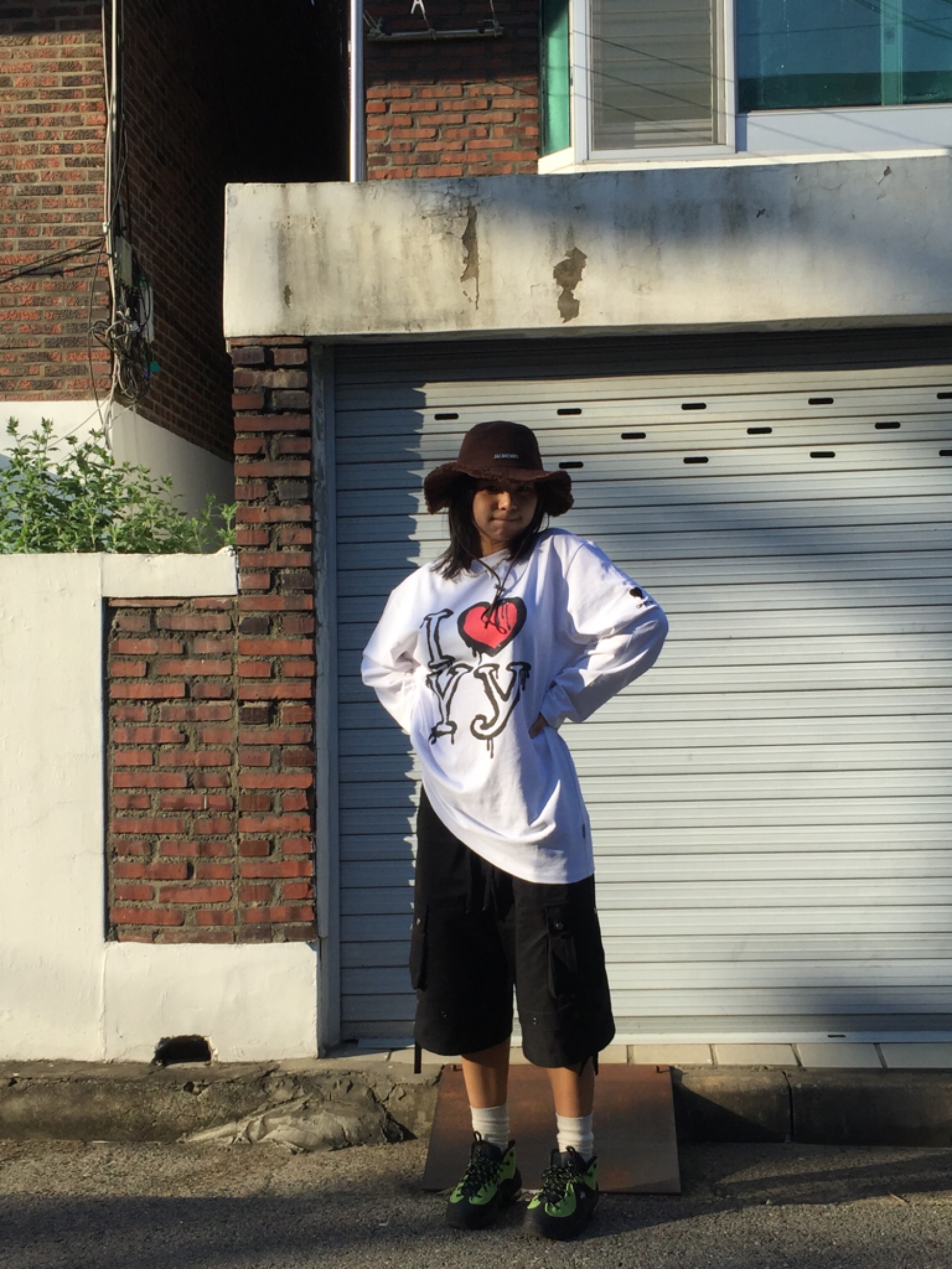 Jacquemus Le Bob Artichaut Bucket Hat Brown, Nike x Stussy Air Penny II Vivid Green and Black 착용 스타일 - 1