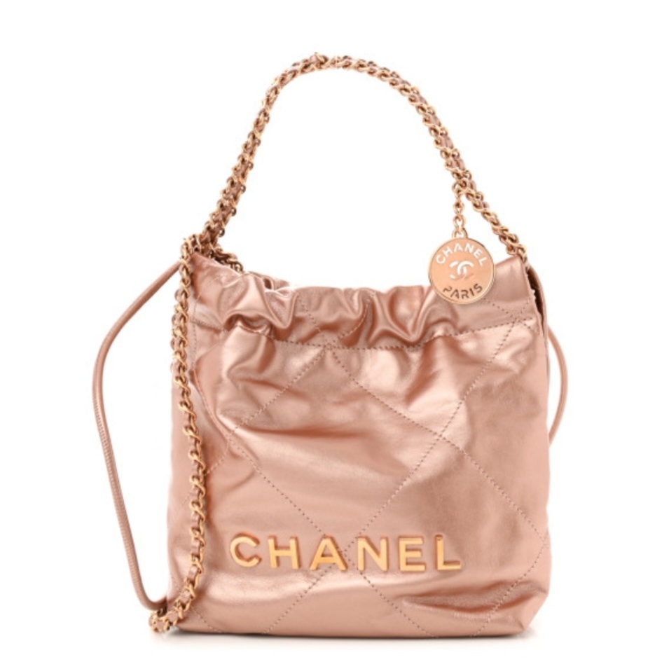 Chanel 22 Mini Handbag Metallic Calfskin & Pink Gold Copper 착용 스타일 - 1