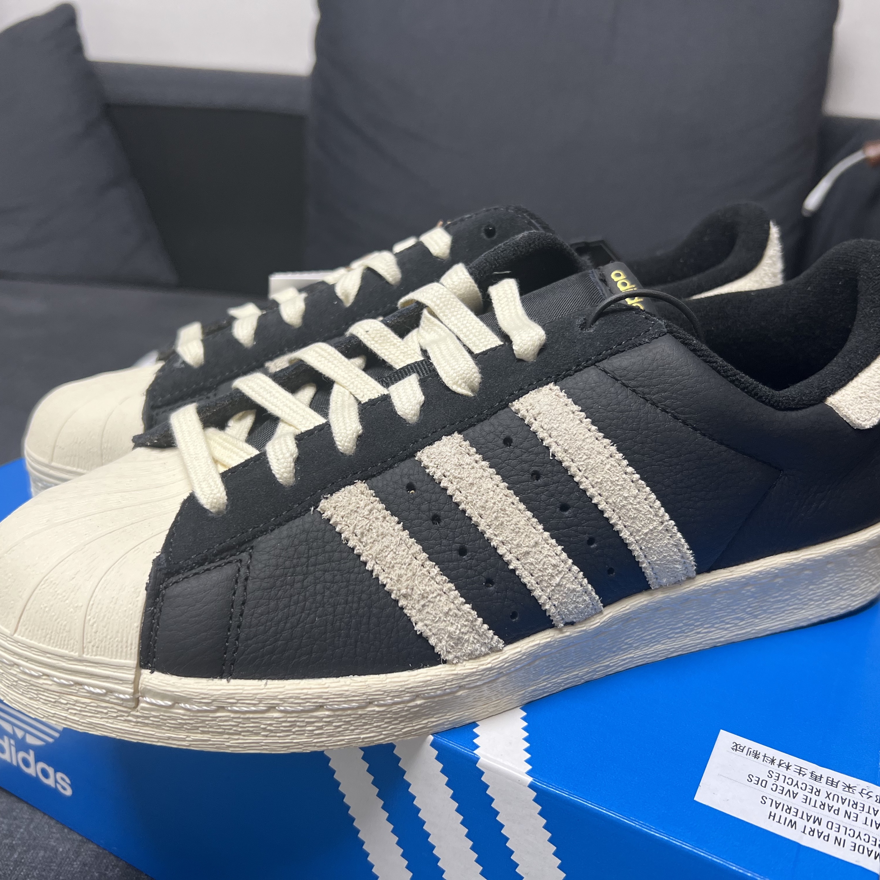 Adidas Superstar 82 Black White 착용 스타일 - 1