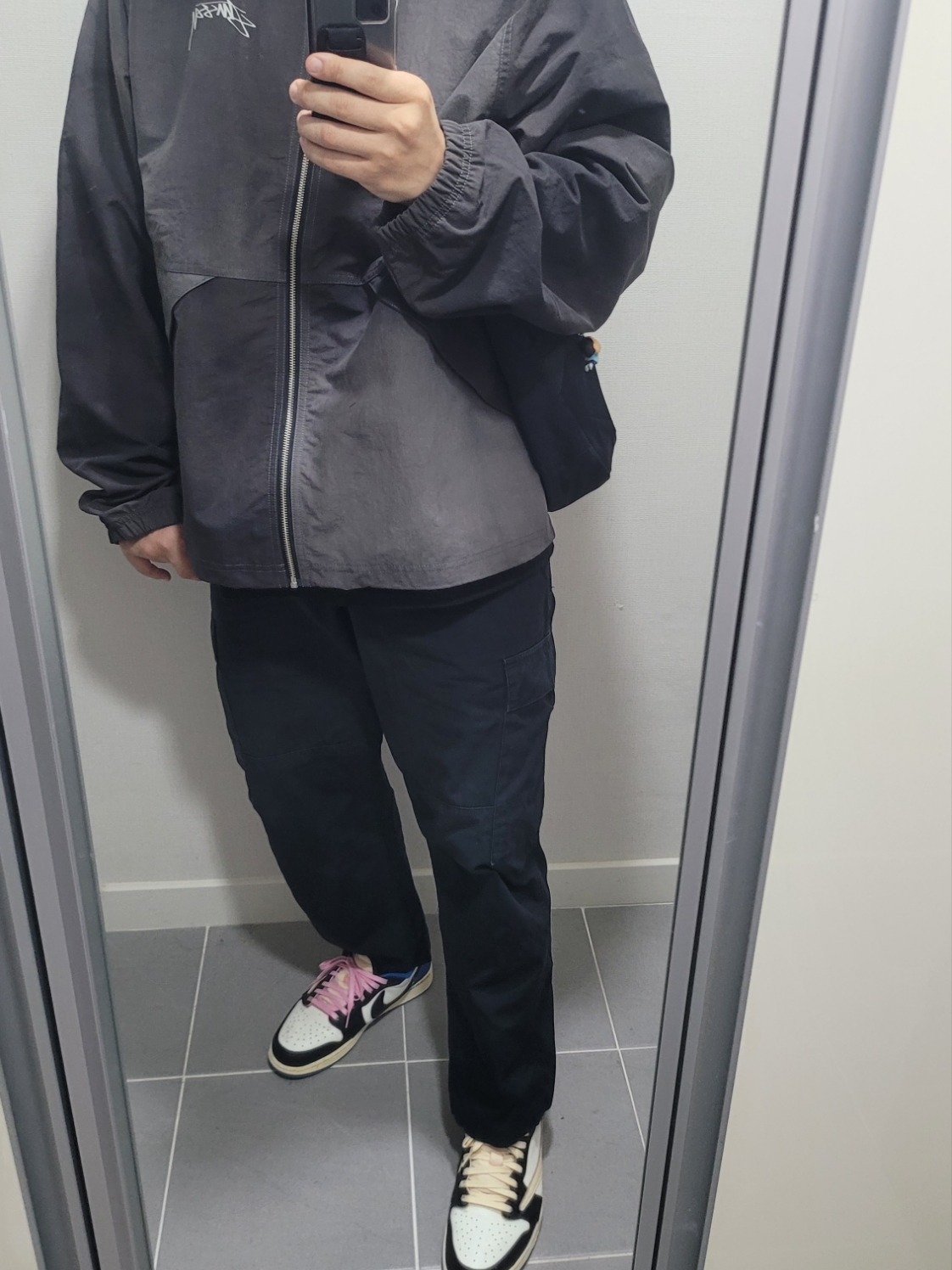 Stussy Wave Dye Beach Shell Jacket Black, Jordan 1 x Travis Scott x Fragment Retro Low OG SP Military Blue 착용 스타일