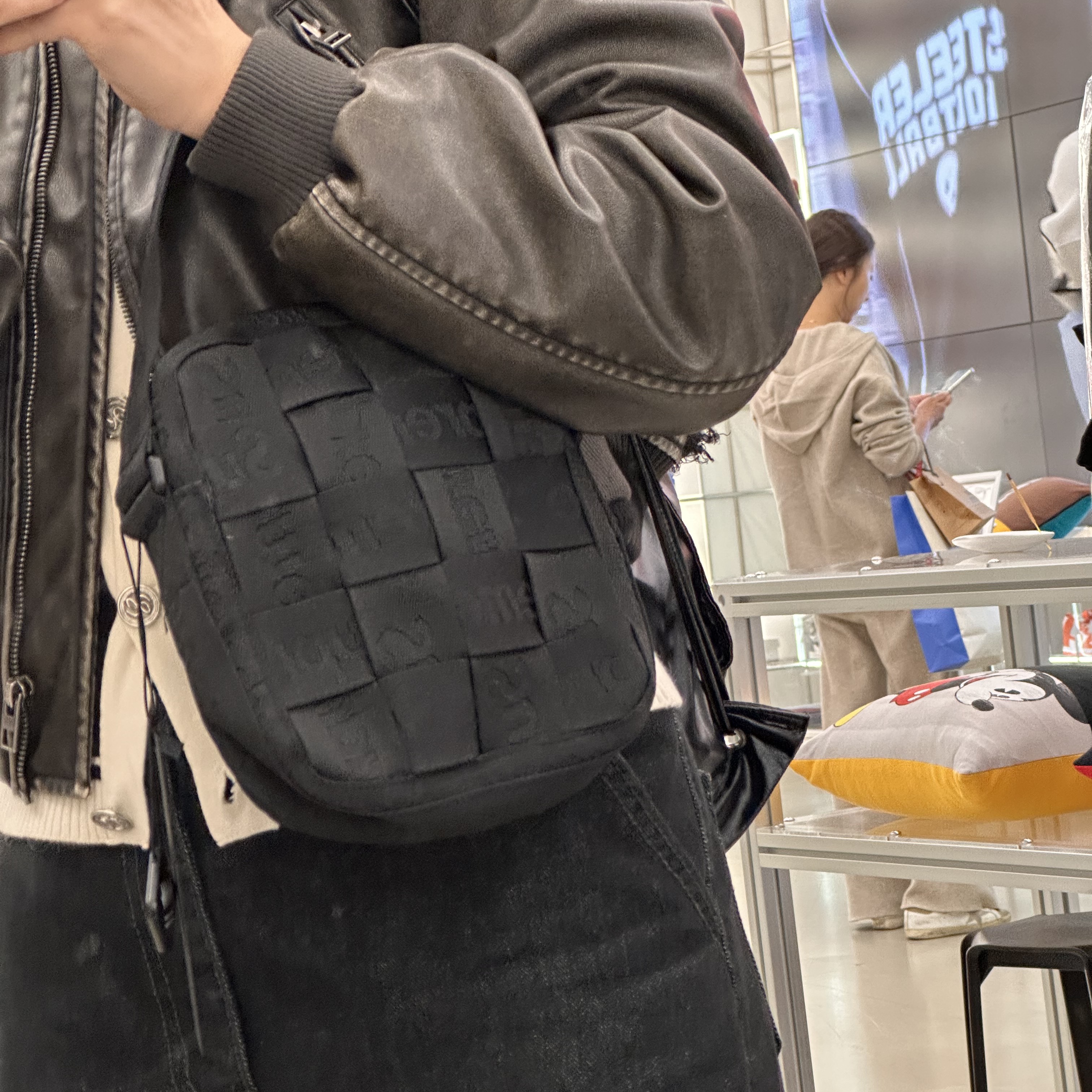 Supreme Woven Shoulder Bag Black - 23SS 착용 스타일 - 1