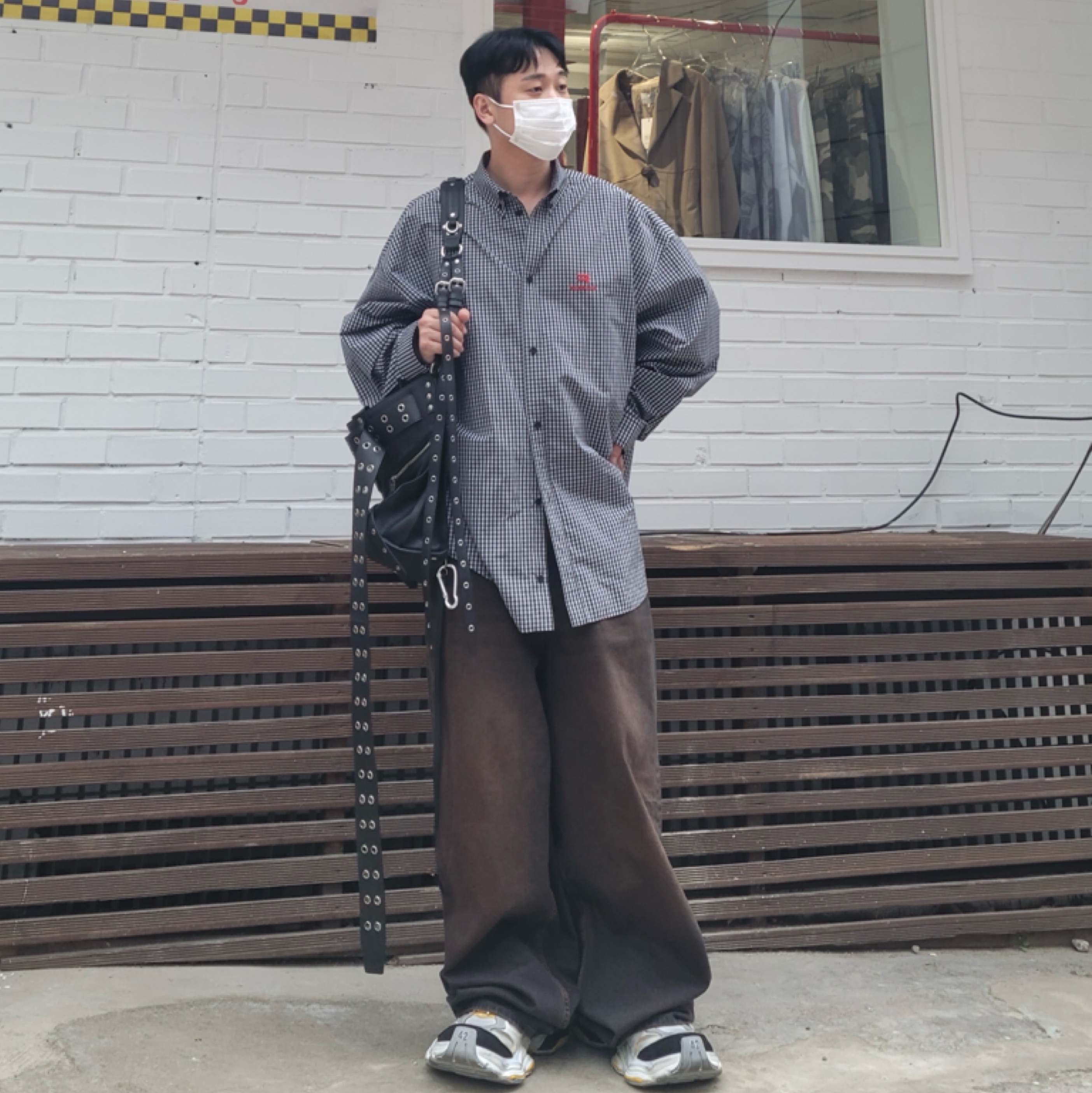 Balenciaga Cargo Sneakers Grey Black Yellow, Balenciaga Micro Check Mix Poplin Sporty B Cosy Shirt Black White 착용 스타일 - 2