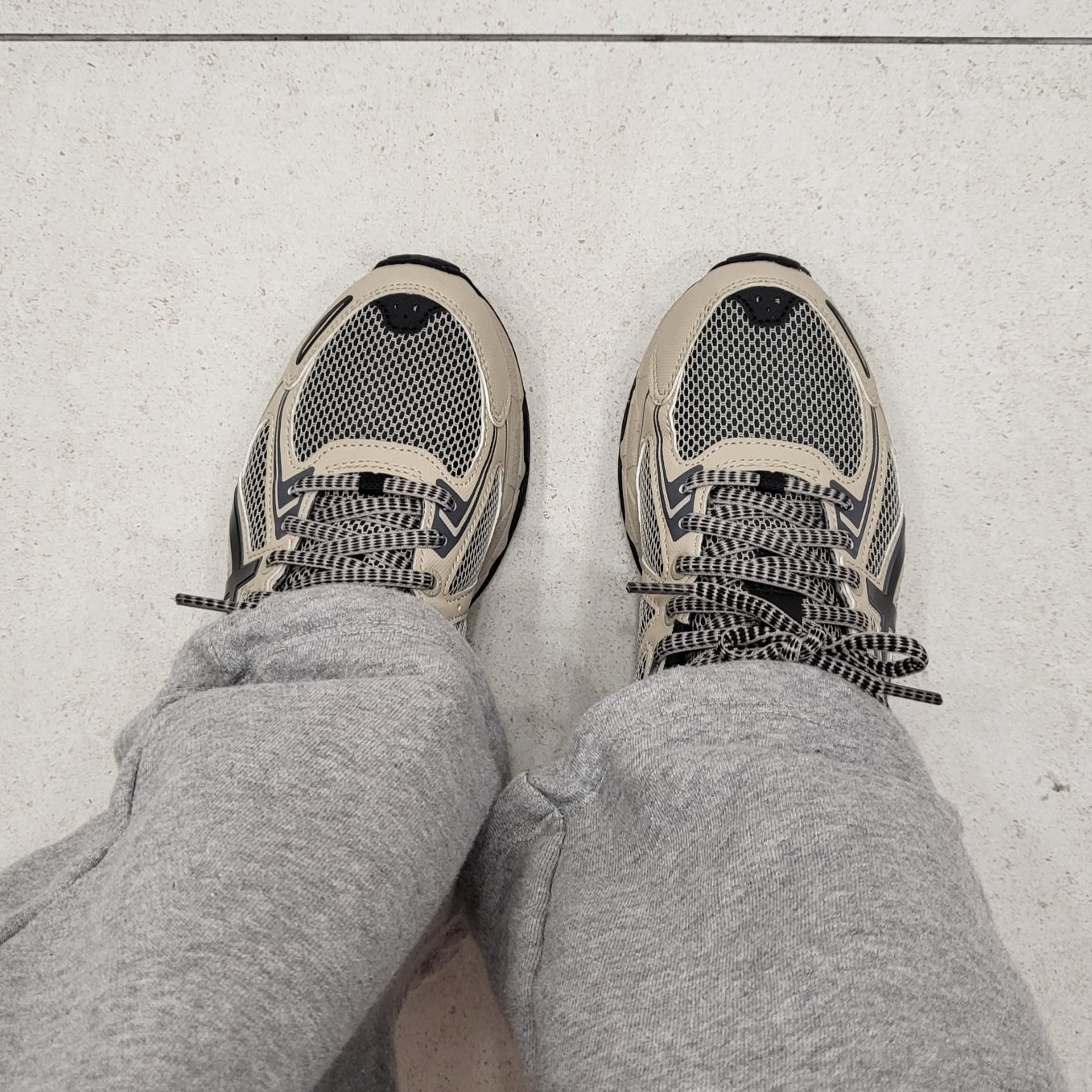 Asics Gel-Venture 6 Feather Grey Black 착용 스타일 - 1